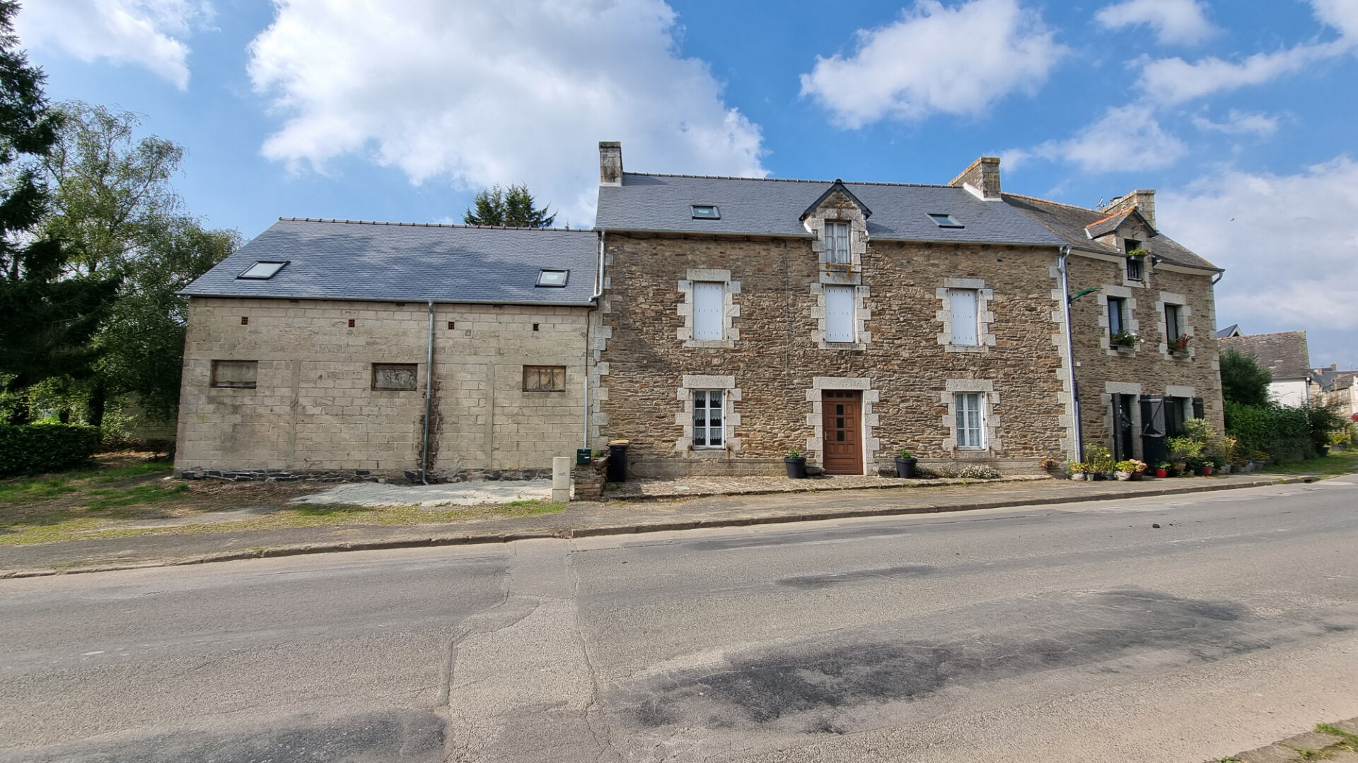 Photo COTES D'ARMOR, Maison de village mitoyenne de 4 chambres avec grange attenante, tout à rénover, toiture neuve image 1/6