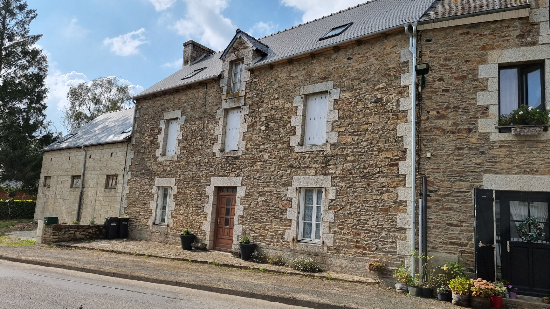 Photo COTES D'ARMOR, Maison de village mitoyenne de 4 chambres avec grange attenante, tout à rénover, toiture neuve image 2/6