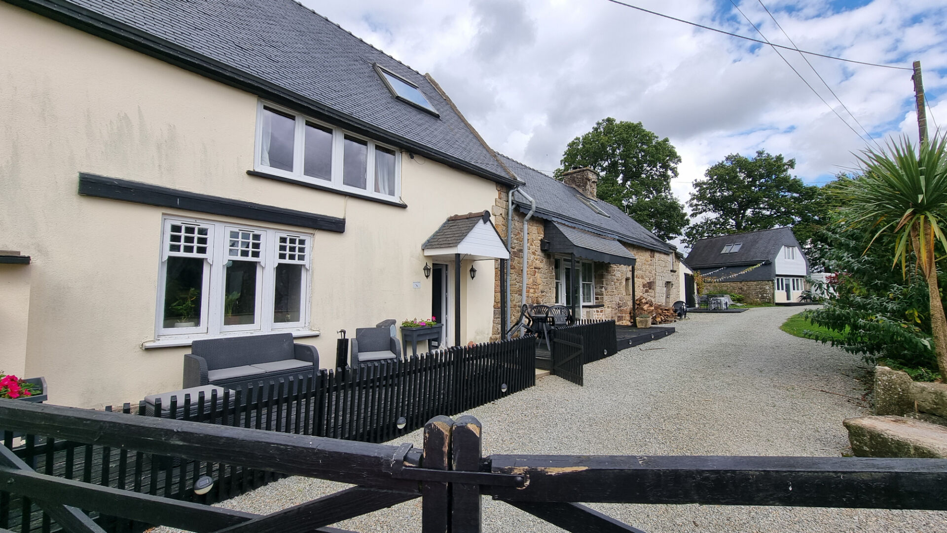 MORBIHAN, Longère de 3 chambres et deux maisons d'une chambre, piscine hors sol chauffée, situation calme, proche Baud