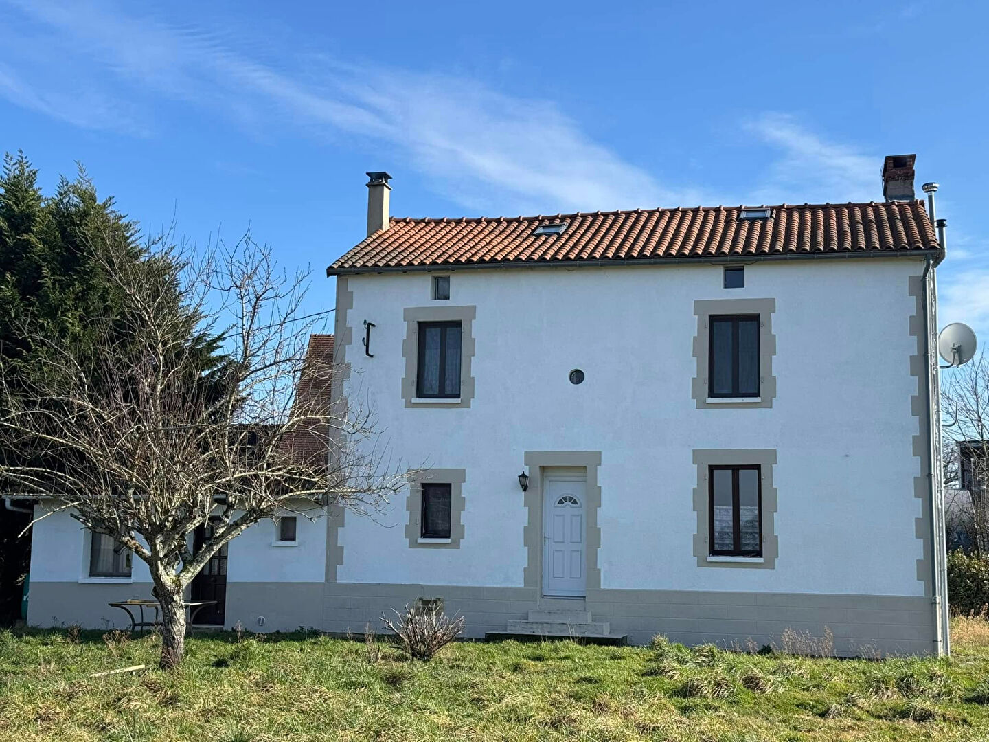HAUTE VIENNE: Maison Individuelle avec Grange et plus de 7000sqm de terrain attenant dans un hameau rural