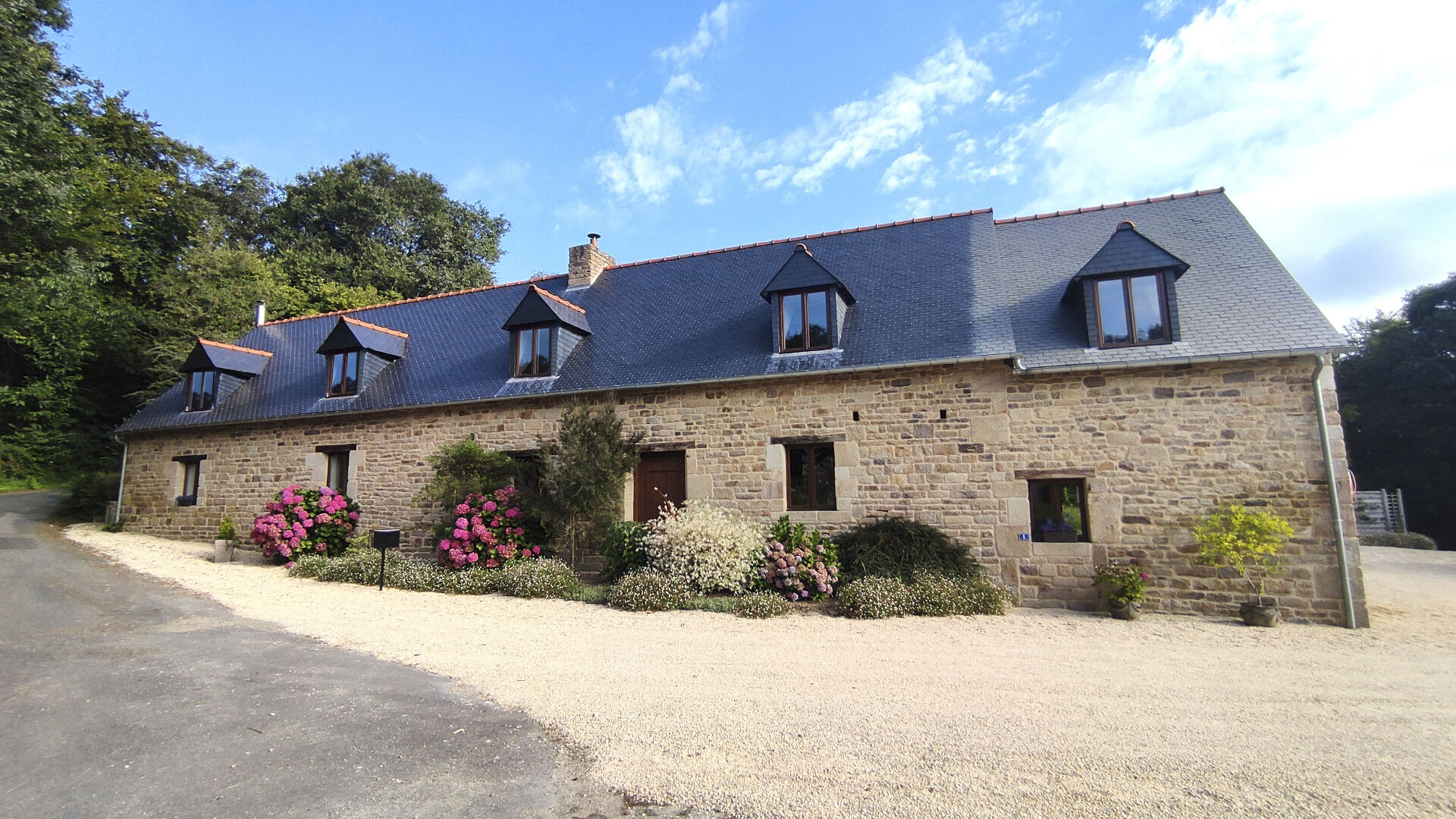 MORBIHAN, Superbe propriété, quatre chambres, dépendances et jardins