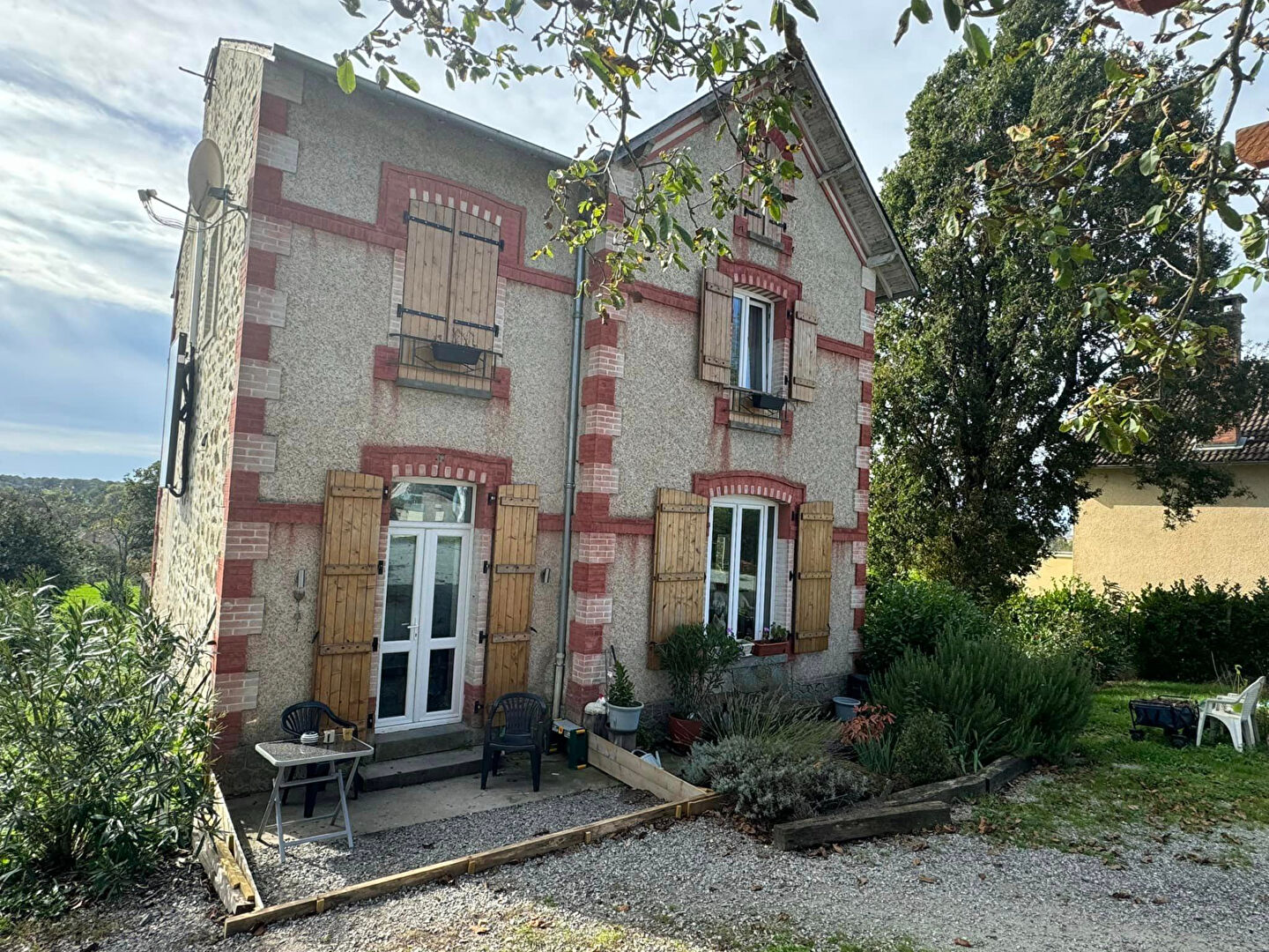 Five-bedroom property in Haute-Vienne, Nouvelle-Aquitaine, featuring a charming façade and outdoor seating area.