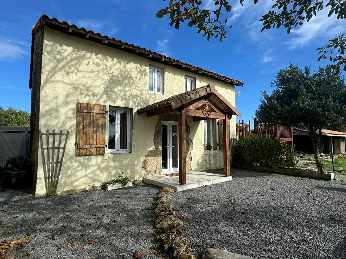 Five-bedroom property in Haute-Vienne, Nouvelle-Aquitaine, featuring a welcoming entrance and outdoor space.