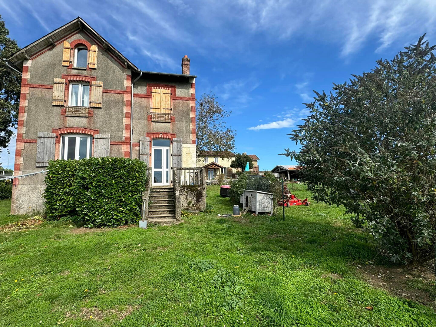 Five-bedroom property in Haute-Vienne, Nouvelle-Aquitaine, featuring a garden and outdoor space.