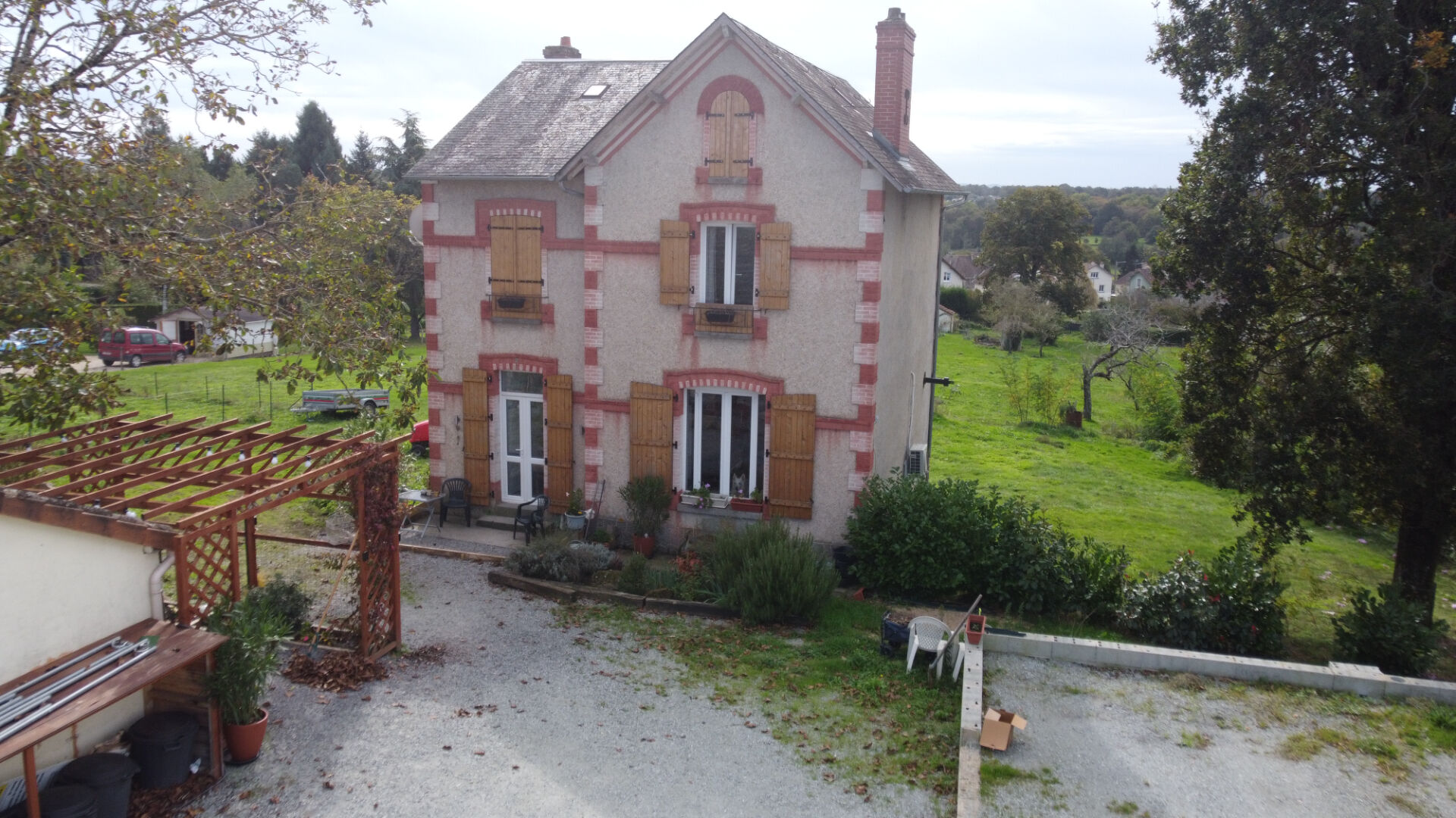 Five-bedroom property in Haute-Vienne with garden, terrace, and classic architecture in Nouvelle-Aquitaine.