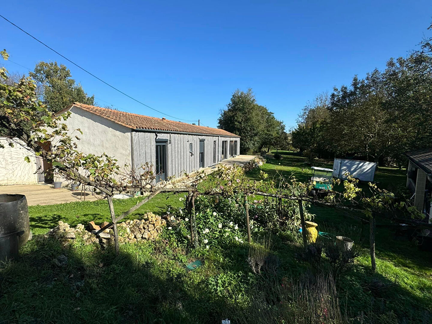 Photo VIENNE - Proche L'Isle Jourdain - Propriété sur 8,4 hectares de terrain boisé avec 2 maisons et un étang d'environ 5 hectares. image 2/6