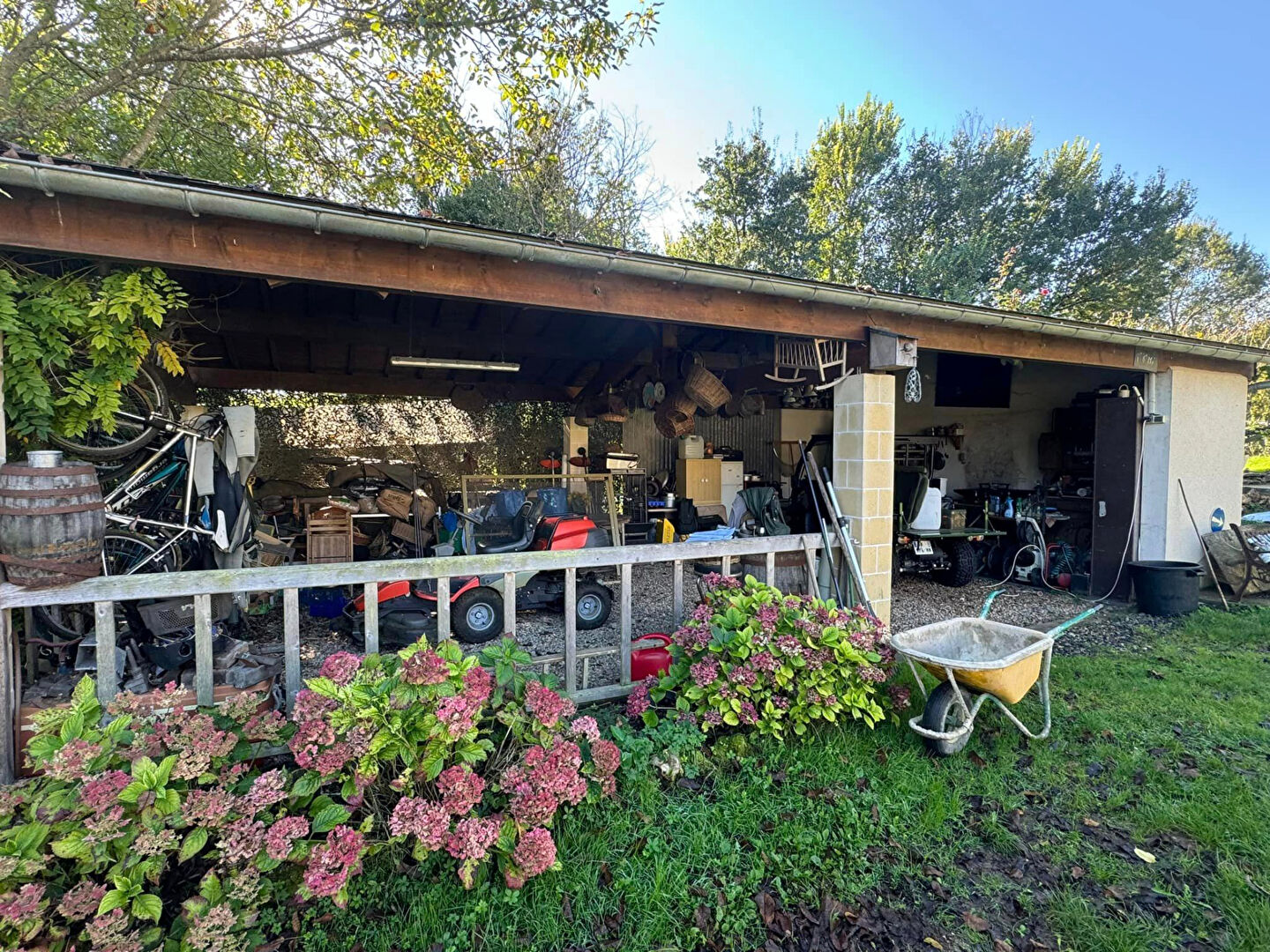 Photo VIENNE - Proche L'Isle Jourdain - Propriété sur 8,4 hectares de terrain boisé avec 2 maisons et un étang d'environ 5 hectares. image 4/6