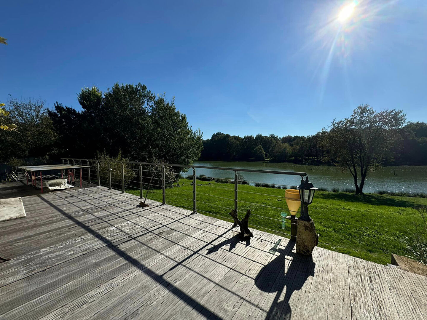 Photo VIENNE - Proche L'Isle Jourdain - Propriété sur 8,4 hectares de terrain boisé avec 2 maisons et un étang d'environ 5 hectares. image 5/6