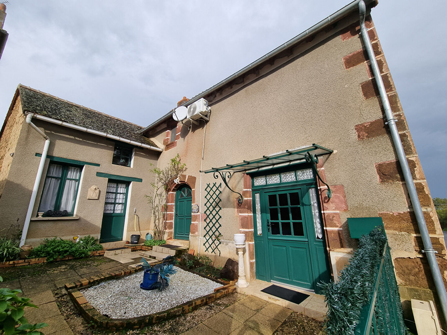 Three-bedroom property in Indre, Centre-Val-de-Loire, featuring a quaint garden and distinct architectural details.