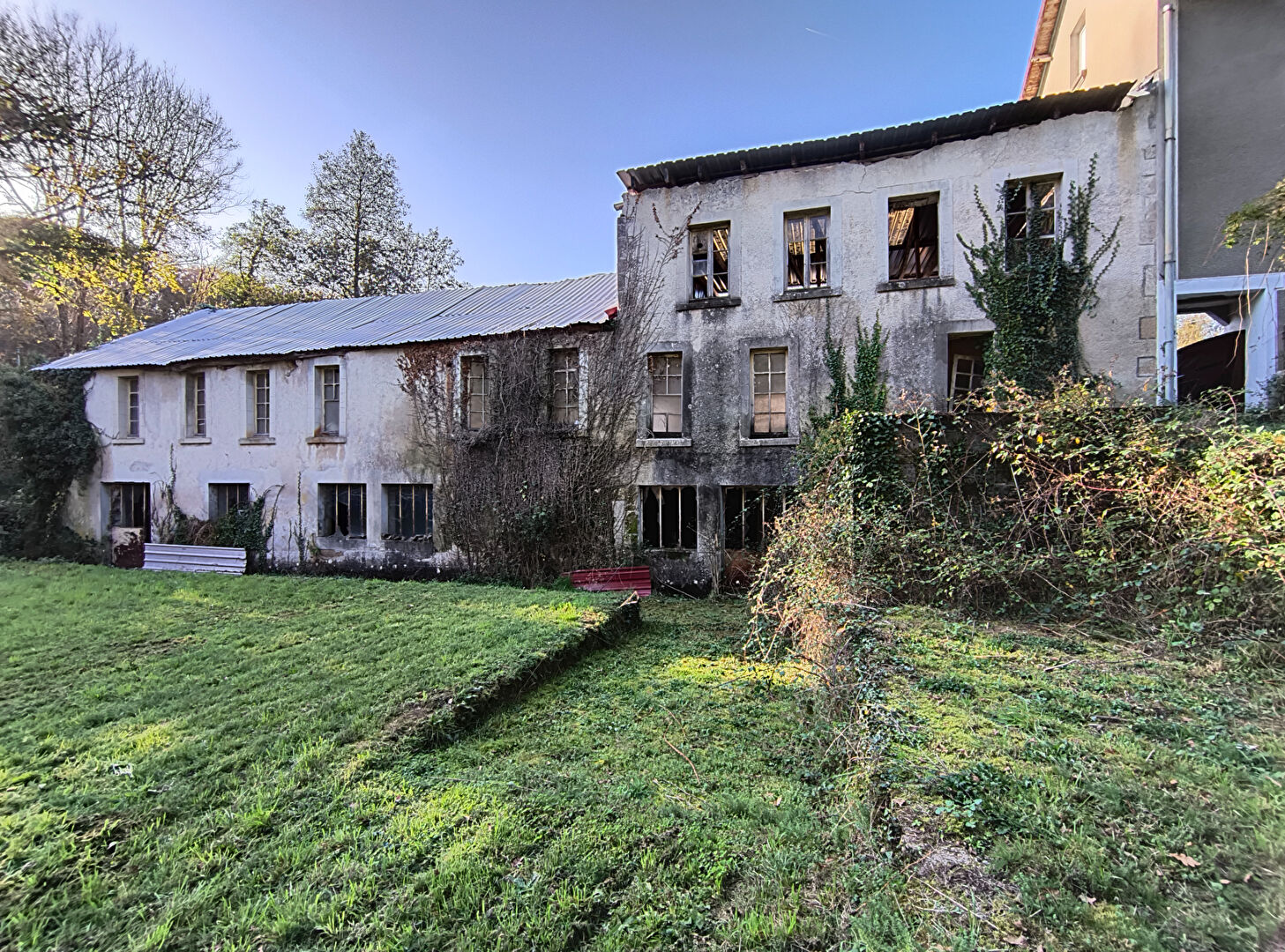 Photo HAUTE-VIENNE - Ancienne filature de laine avec magasin, usine et deux grandes granges image 4/6