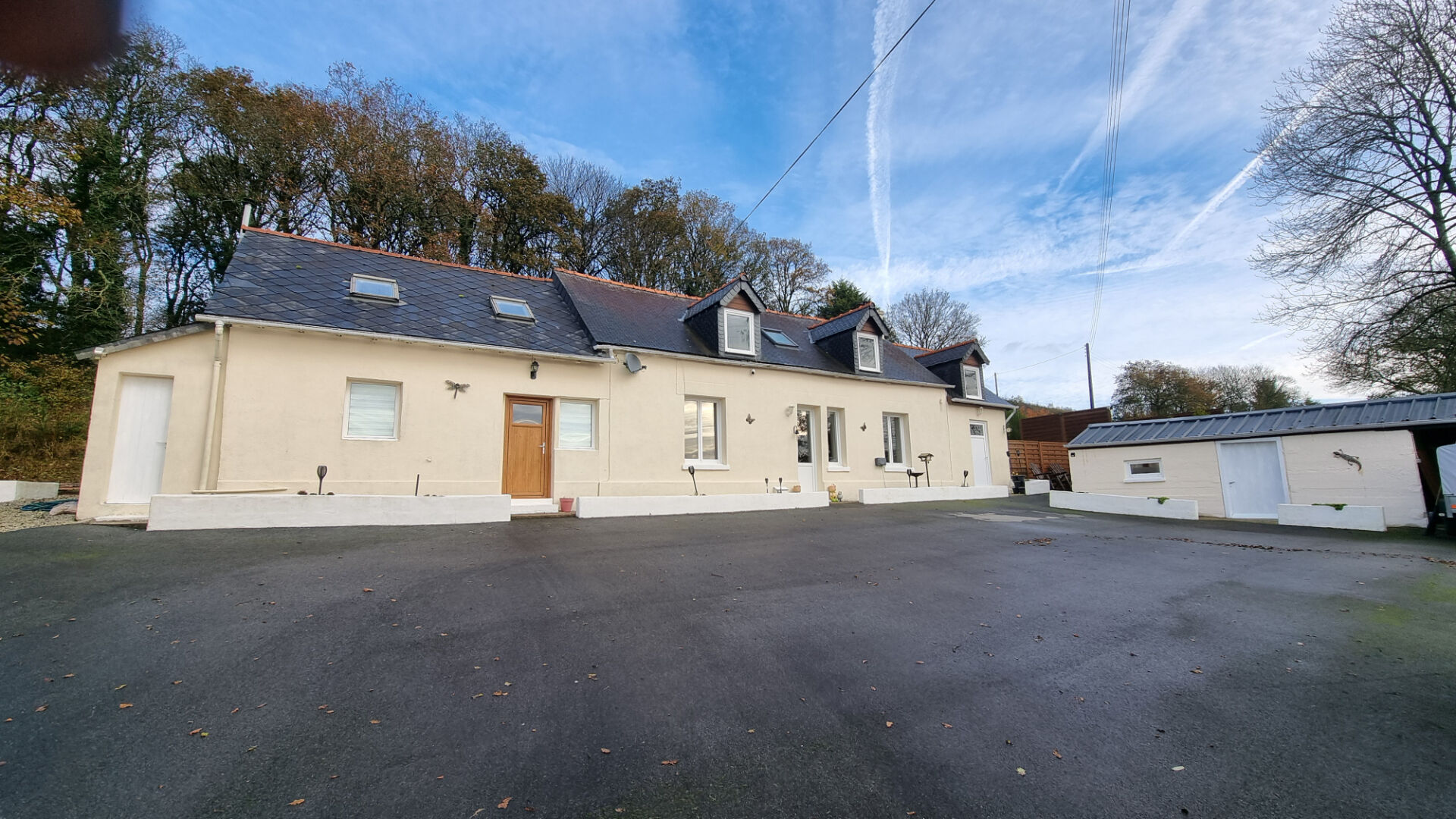 Photo COTES D'ARMOR, Maison Individuelle de 3 Chambres avec Annexe de 2 Chambres, Vendue Meublée, Exposition Sud, Proche du Lac de Guerledan image 1/6