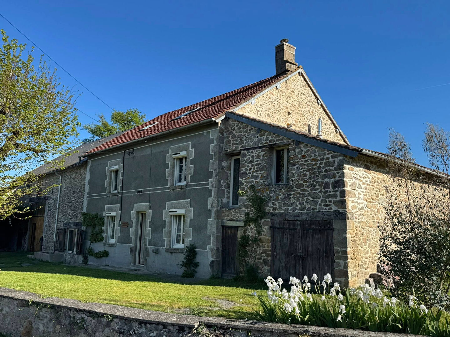 Photo HAUTE VIENNE- Superbe ferme en pierre avec grange et 6000m² de terrain attenant image 1/6