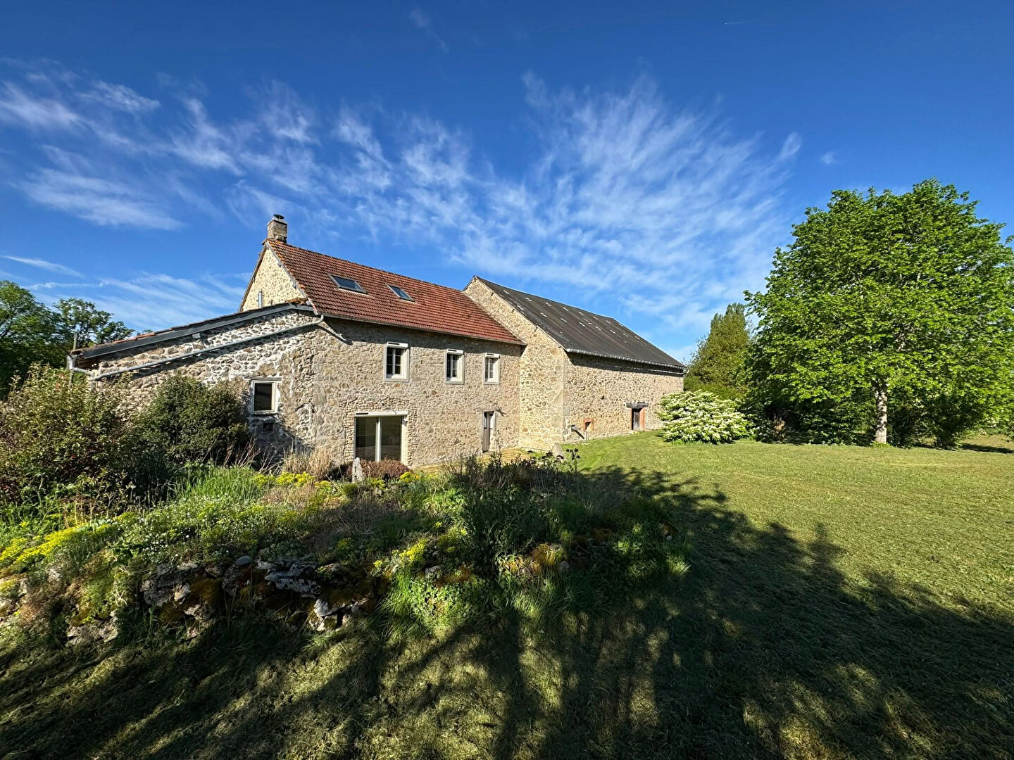Photo HAUTE VIENNE- Superbe ferme en pierre avec grange et 6000m² de terrain attenant image 2/6