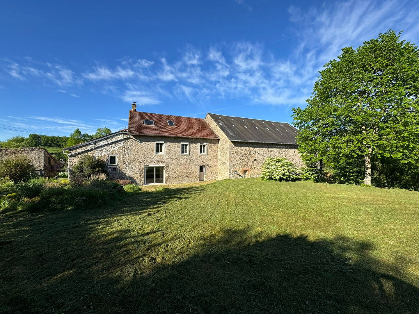 Photo HAUTE VIENNE- Superbe ferme en pierre avec grange et 6000m² de terrain attenant image 4/6