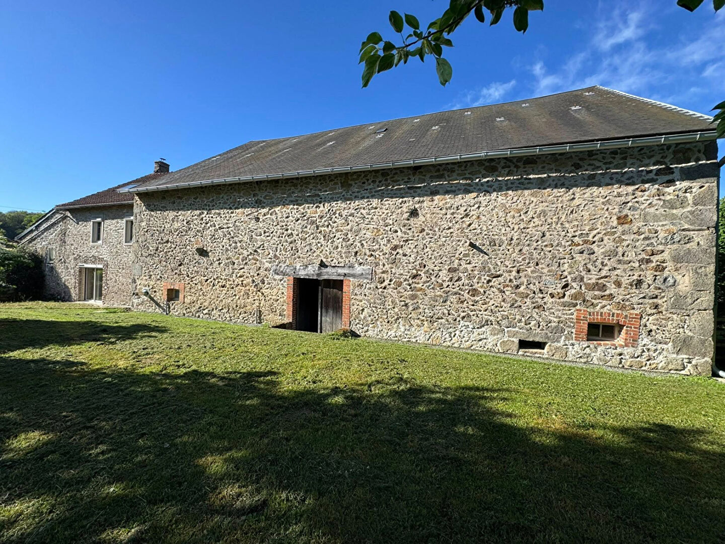 Photo HAUTE VIENNE- Superbe ferme en pierre avec grange et 6000m² de terrain attenant image 5/6