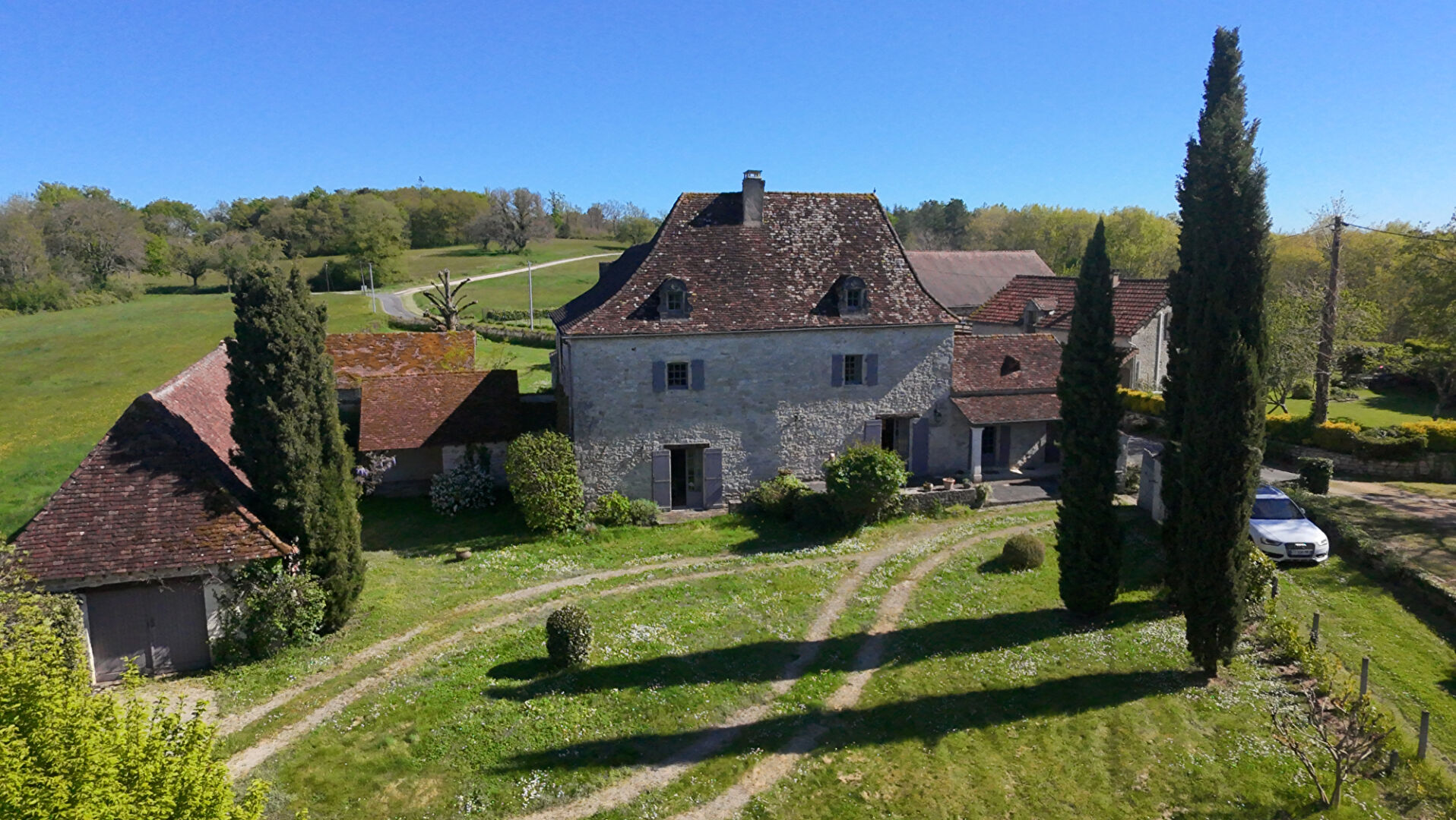 Photo DORDOGNE - Proche de Thenon - Belle Perigourdine avec 4 chambres et des vues sur la campagne image 1/6