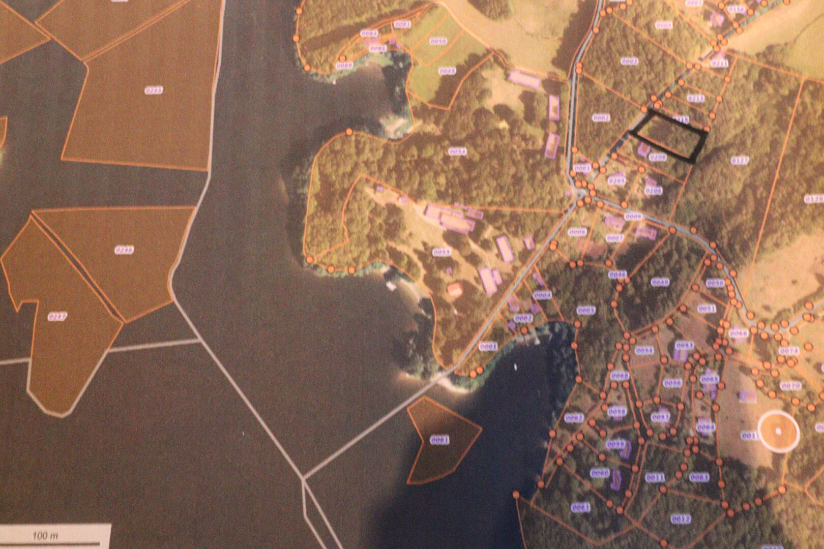 CORREZE Près de NEUVIC.  A 250m du lac de la Triouzoune, un terrain constructible viabilisé de 2573m2