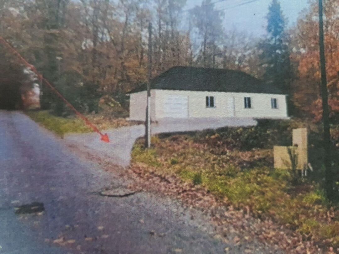 Photo CORREZE Près de NEUVIC.  A 250m du lac de la Triouzoune, un terrain constructible viabilisé de 2573m2 image 3/6