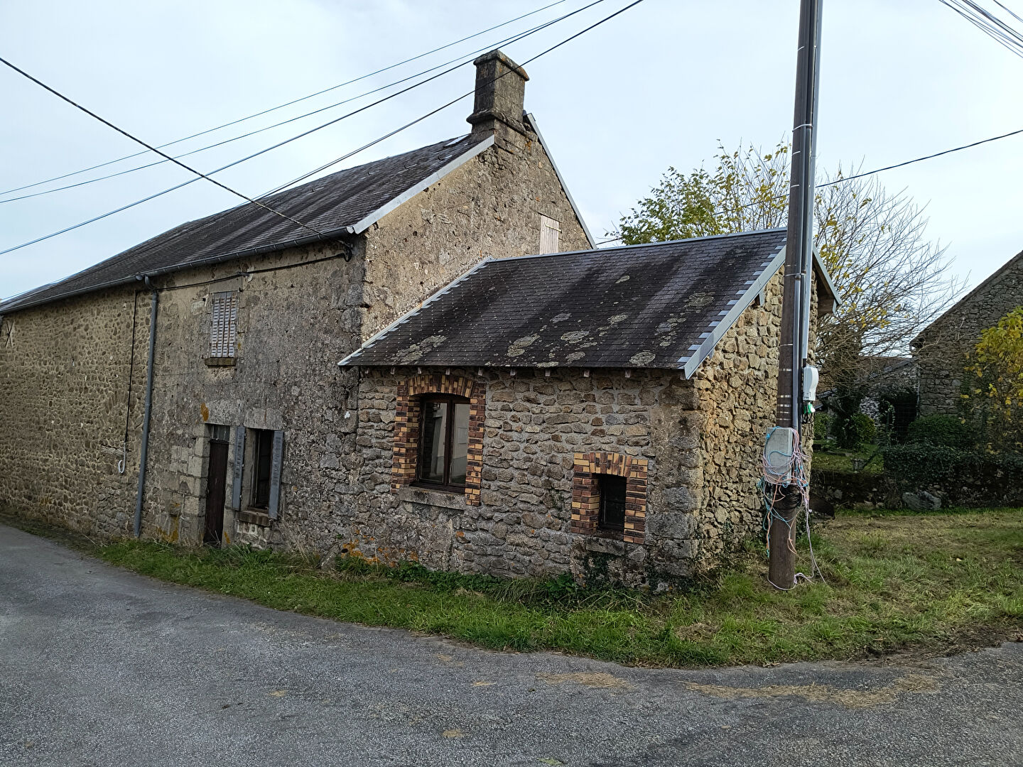 HAUTE-VIENNE - Folles - Maison à rénover entièrement et deux granges