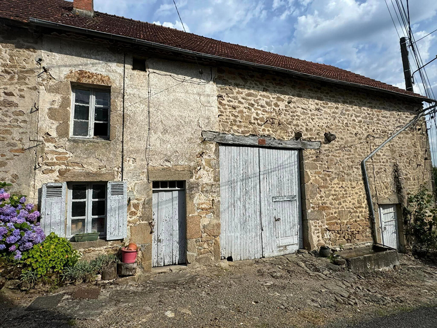 HAUTE VIENNE - BESSINES SUR GARTEMPE - Petite maison en pierre à rénover entièrement avec grande grange et 7719 m² de terrain attenant.