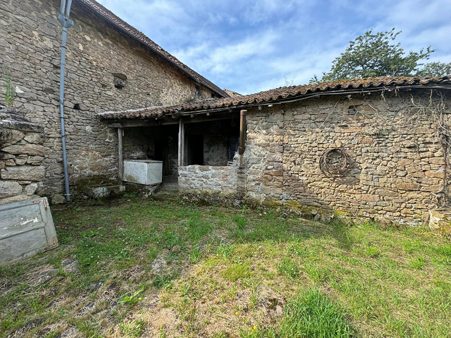 Photo HAUTE VIENNE - BESSINES SUR GARTEMPE - Petite maison en pierre à rénover entièrement avec grande grange et 7719 m² de terrain attenant. image 3/6