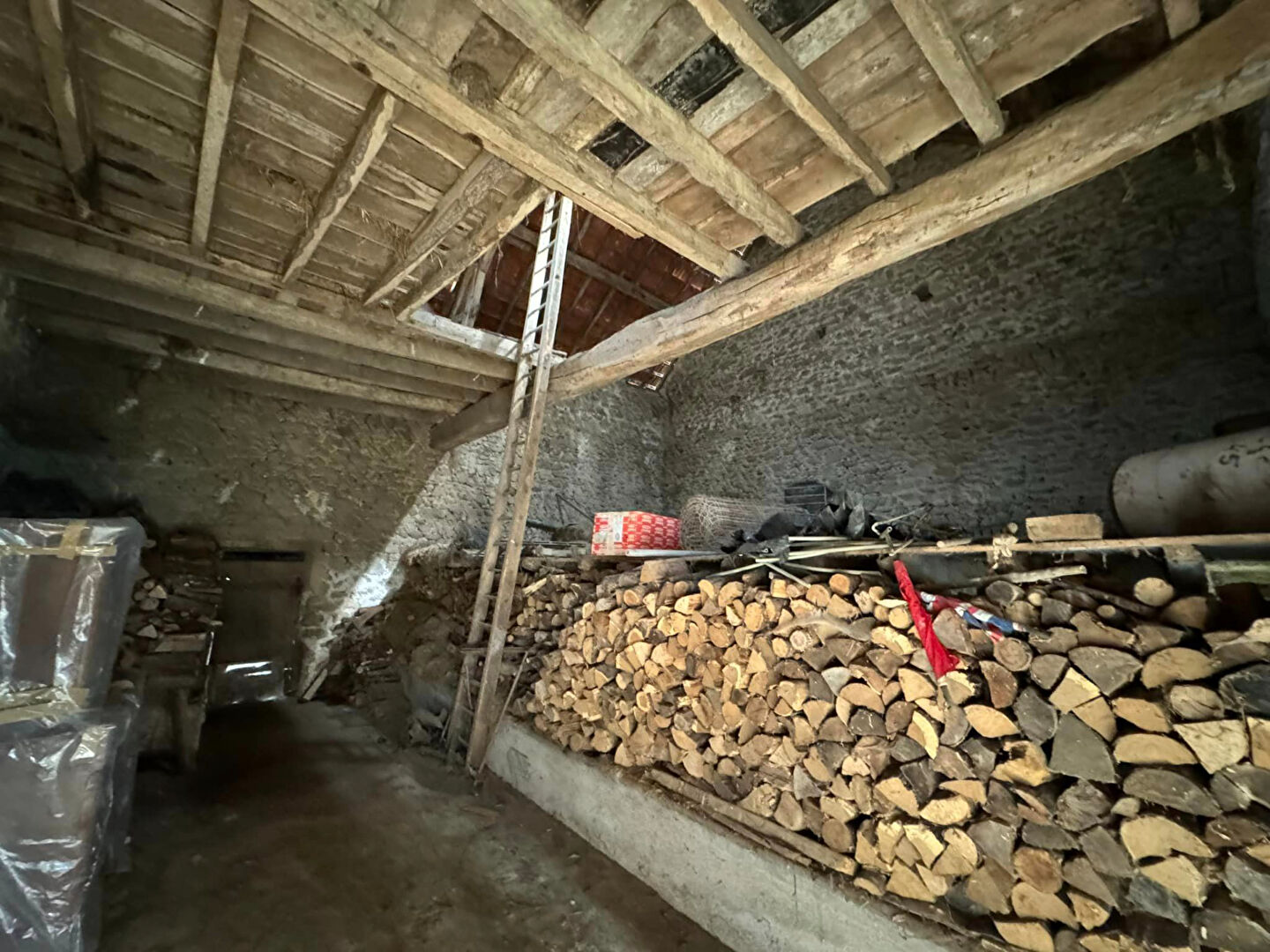 Photo HAUTE VIENNE - BESSINES SUR GARTEMPE - Petite maison en pierre à rénover entièrement avec grande grange et 7719 m² de terrain attenant. image 4/6