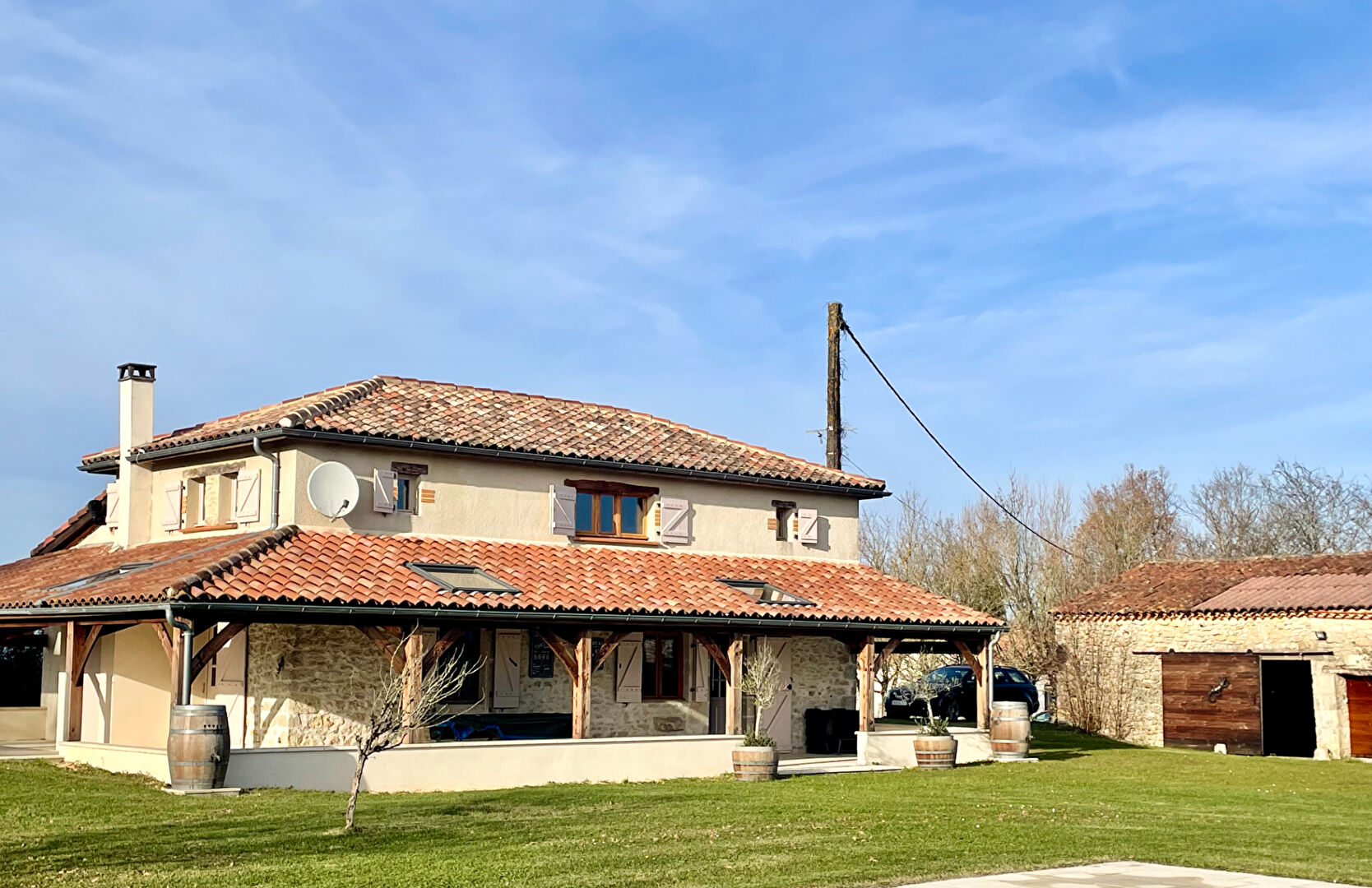 LOT-proche PUY L'EVEQUE  (130m2), 3 chambres,  avec,vue,piscine et dependances sure un terrain de  1.8 ha.