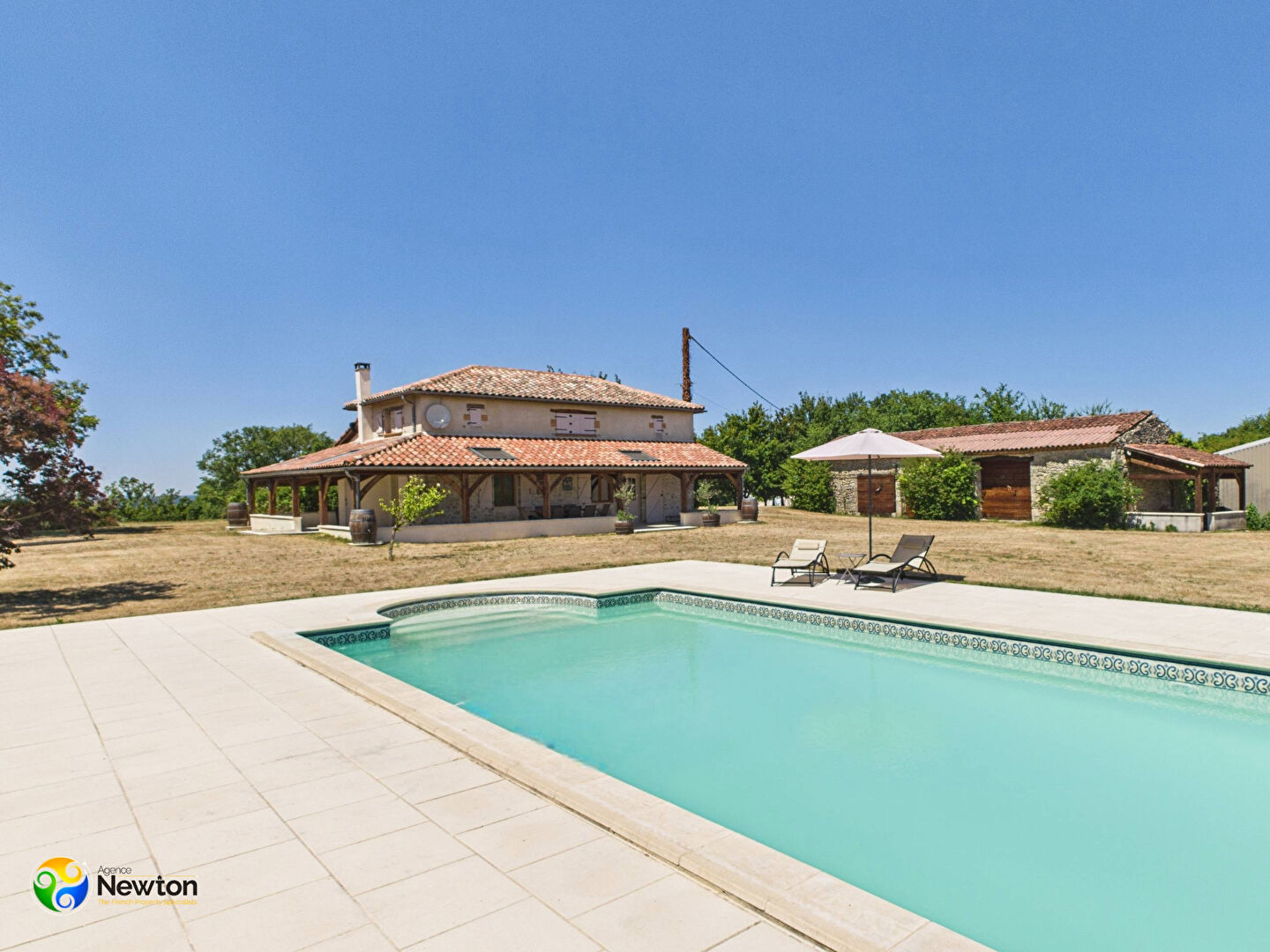 Photo LOT-proche PUY L'EVEQUE  (130m2), 3 chambres,  avec,vue,piscine et dependances sure un terrain de  1.8 ha. image 2/6