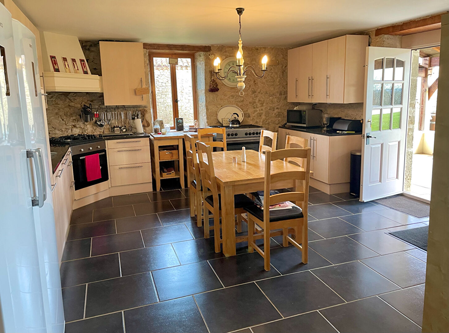 Photo LOT-proche PUY L'EVEQUE  (130m2), 3 chambres,  avec,vue,piscine et dependances sure un terrain de  1.8 ha. image 3/6