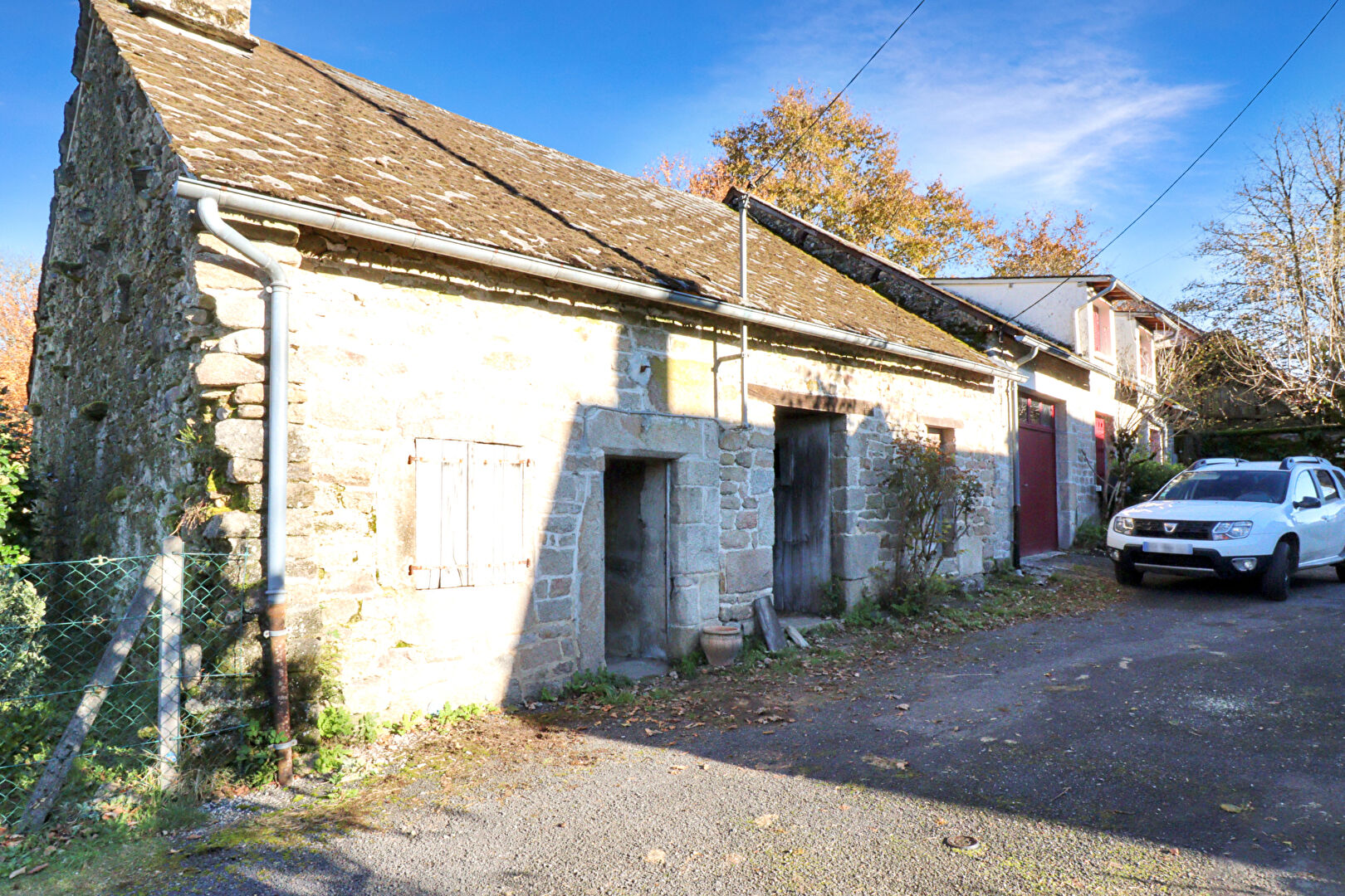 Photo CORREZE  St Augustin. Petite maison en pierre à rénover avec jardinet de 28m2 image 2/6