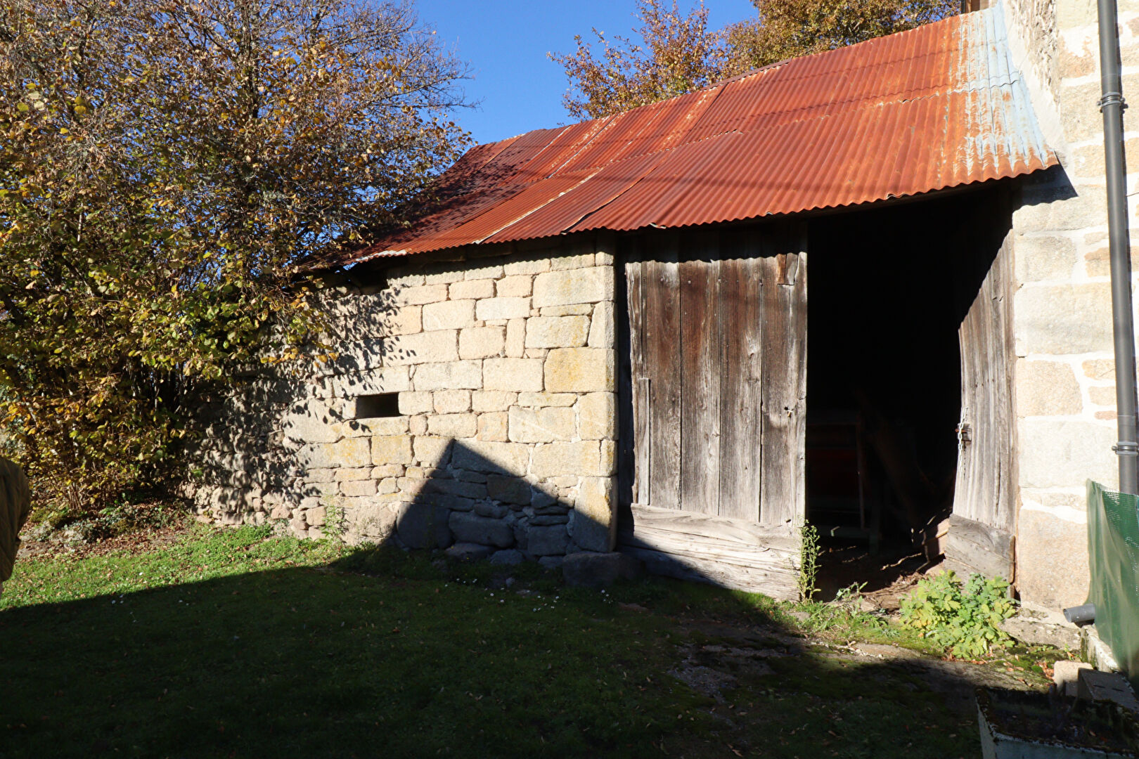 CORREZE.  St Augustin.  Grange mitoyenne avec terrain de 2959m2