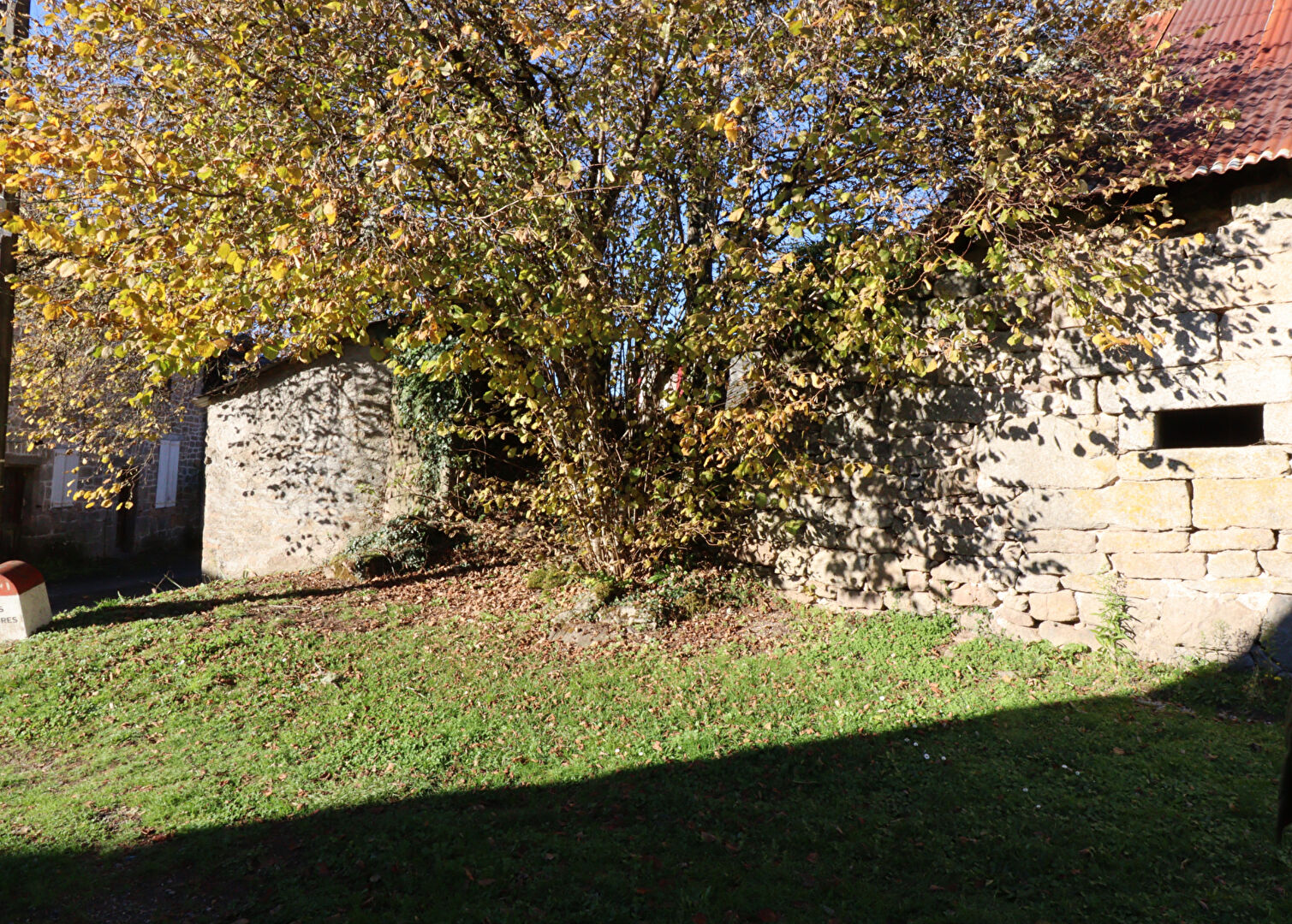 Photo CORREZE.  St Augustin.  Grange mitoyenne avec terrain de 2959m2 image 4/6