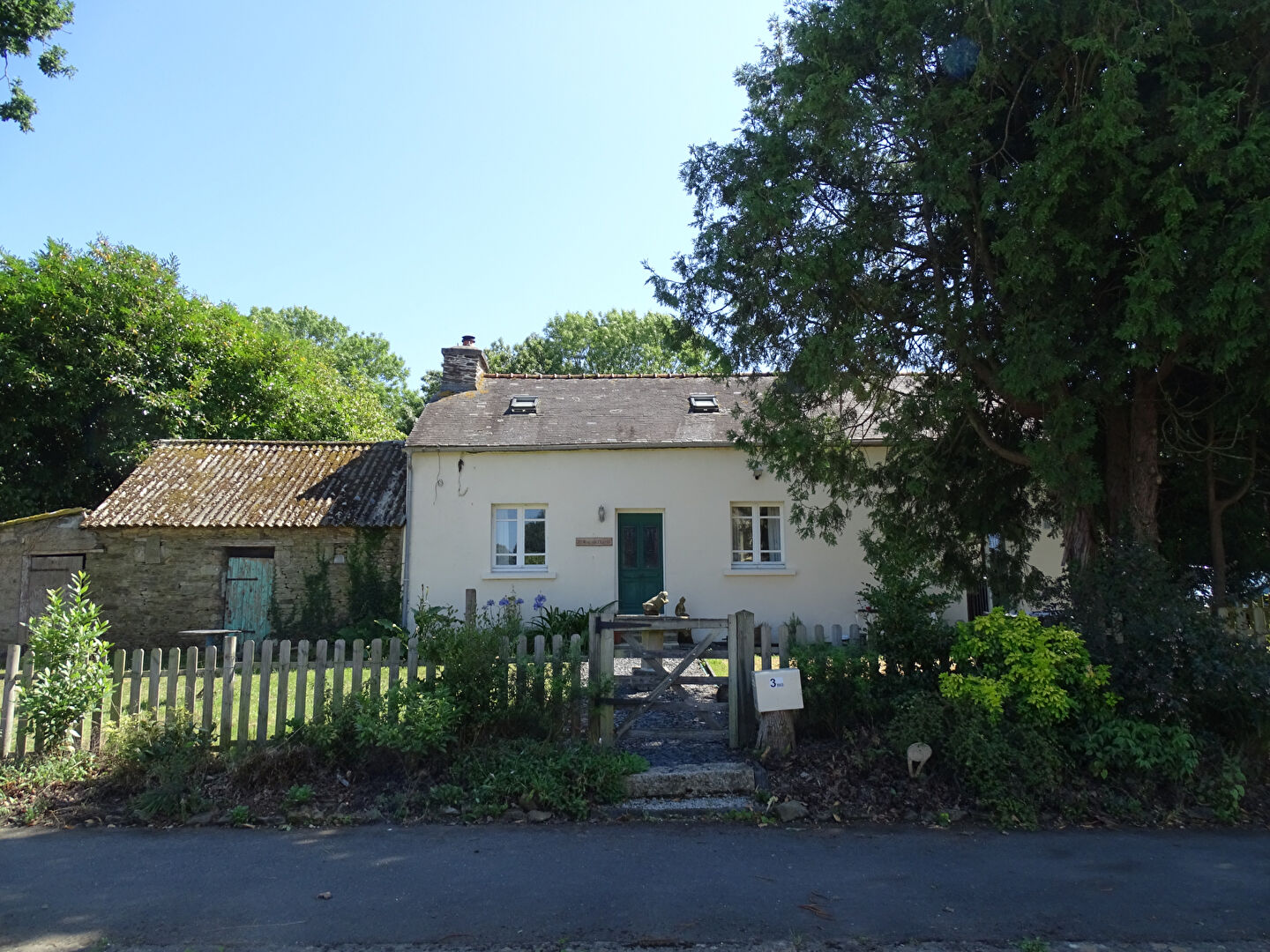 FINISTERE SAINT-HERNIN, une maison individuelle de 3 chambres avec dépendances