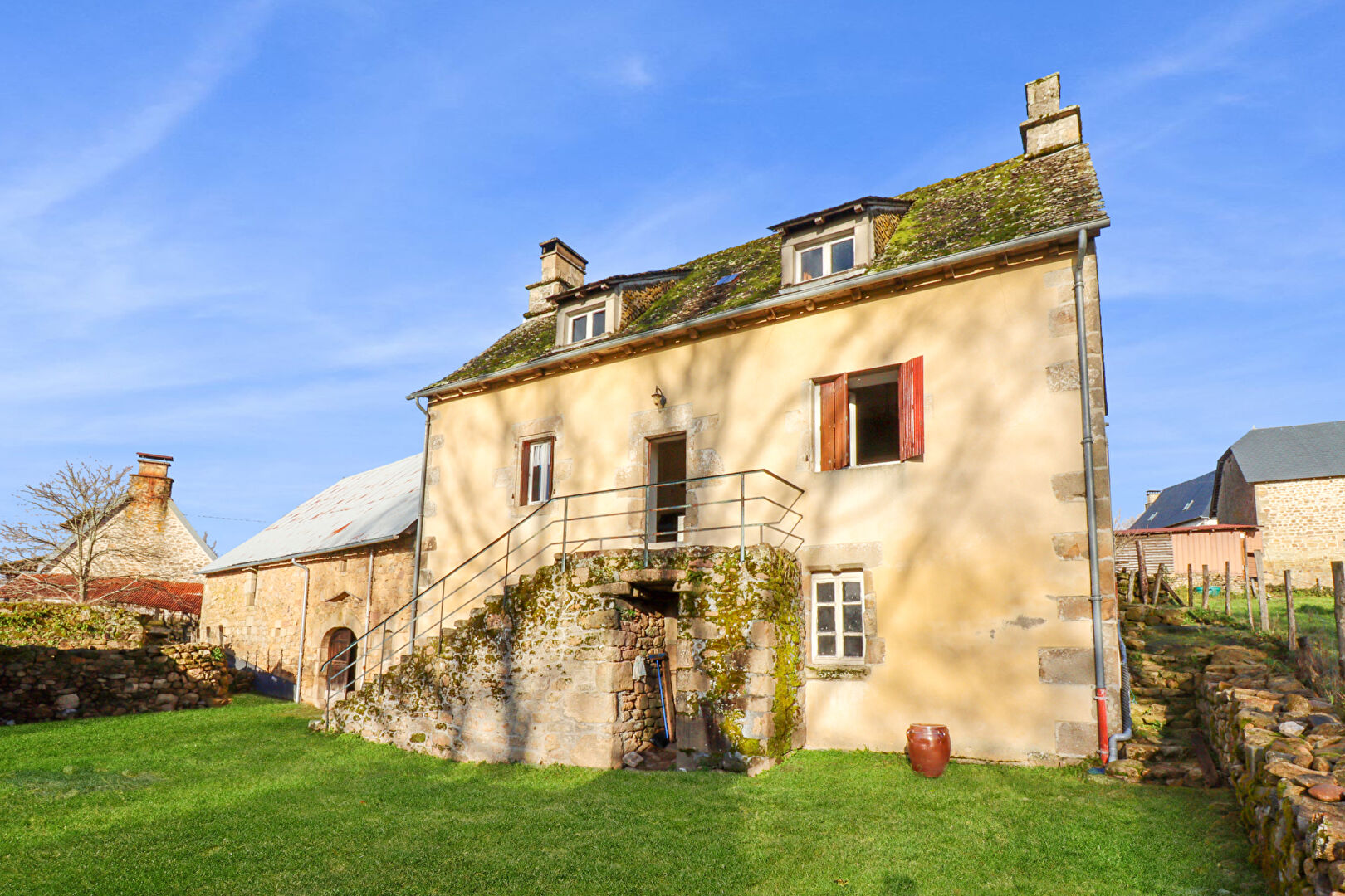 CORREZE. Proche ARGENTAT-SUR-DORDOGNE. Maison en pierre avec 4 chambres et grange attenante avec jardin de 1320m2.