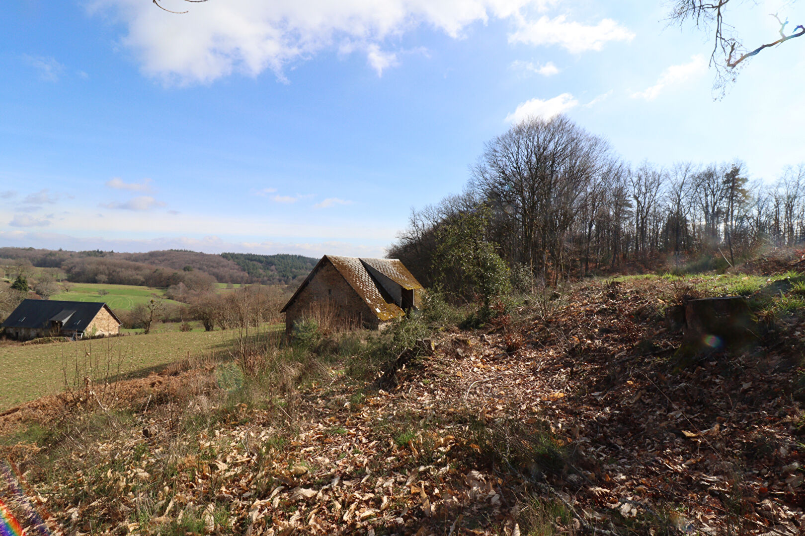 Photo CORREZE - Proche Neuvic - Grange et terrain de 3000m2. Belle vue ! image 2/5