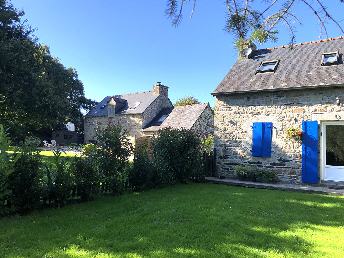Photo COTES D'ARMOR près de LOCARN : une maison principale du XVII^e siècle avec un cottage supplémentaire de deux chambres. image 2/6