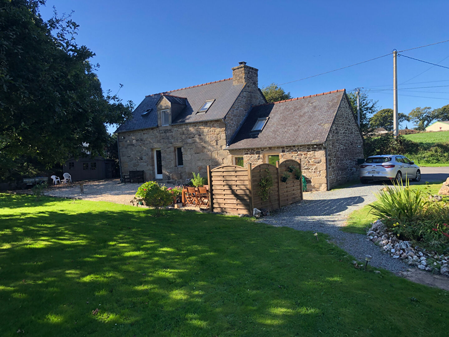 Photo COTES D'ARMOR près de LOCARN : une maison principale du XVII^e siècle avec un cottage supplémentaire de deux chambres. image 3/6