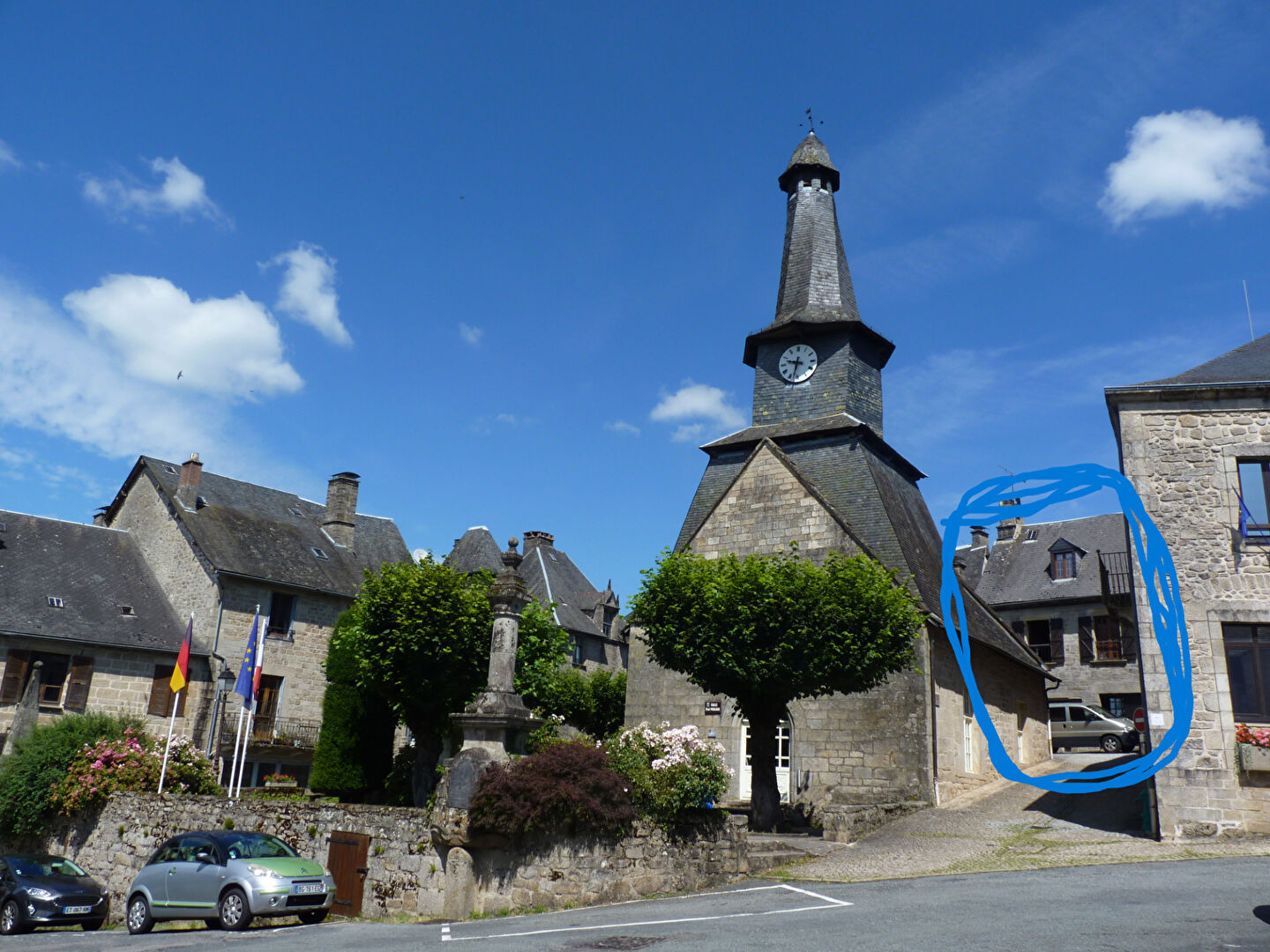 CORREZE.  TREIGNAC.  Maison en pierre de 2 chambres avec garage/atelier attenant et cour extérieure.