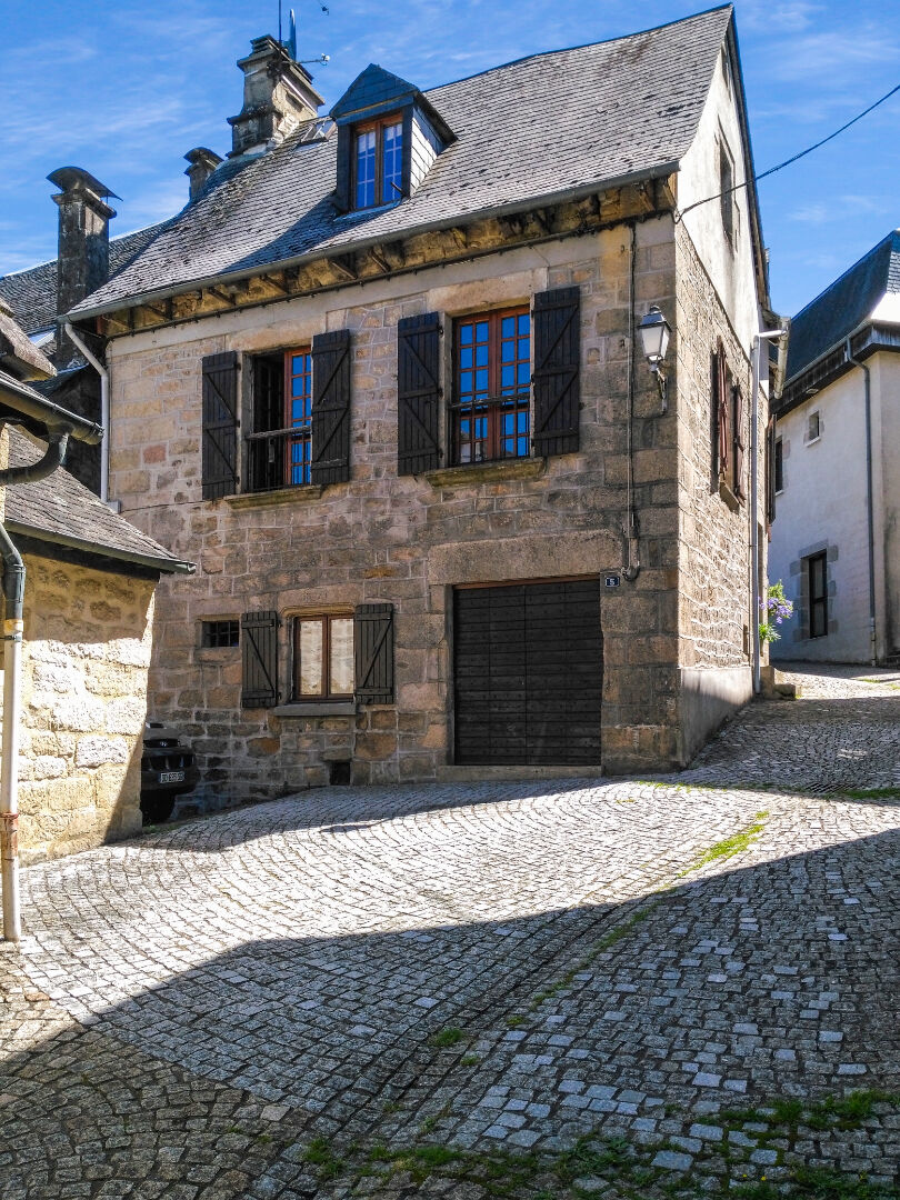 Photo CORREZE.  TREIGNAC.  Maison en pierre de 2 chambres avec garage/atelier attenant et cour extérieure. image 2/6
