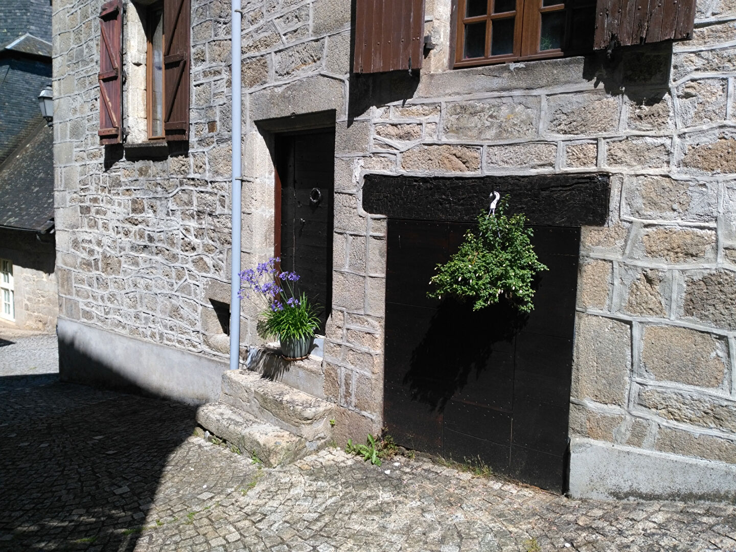 Photo CORREZE.  TREIGNAC.  Maison en pierre de 2 chambres avec garage/atelier attenant et cour extérieure. image 3/6