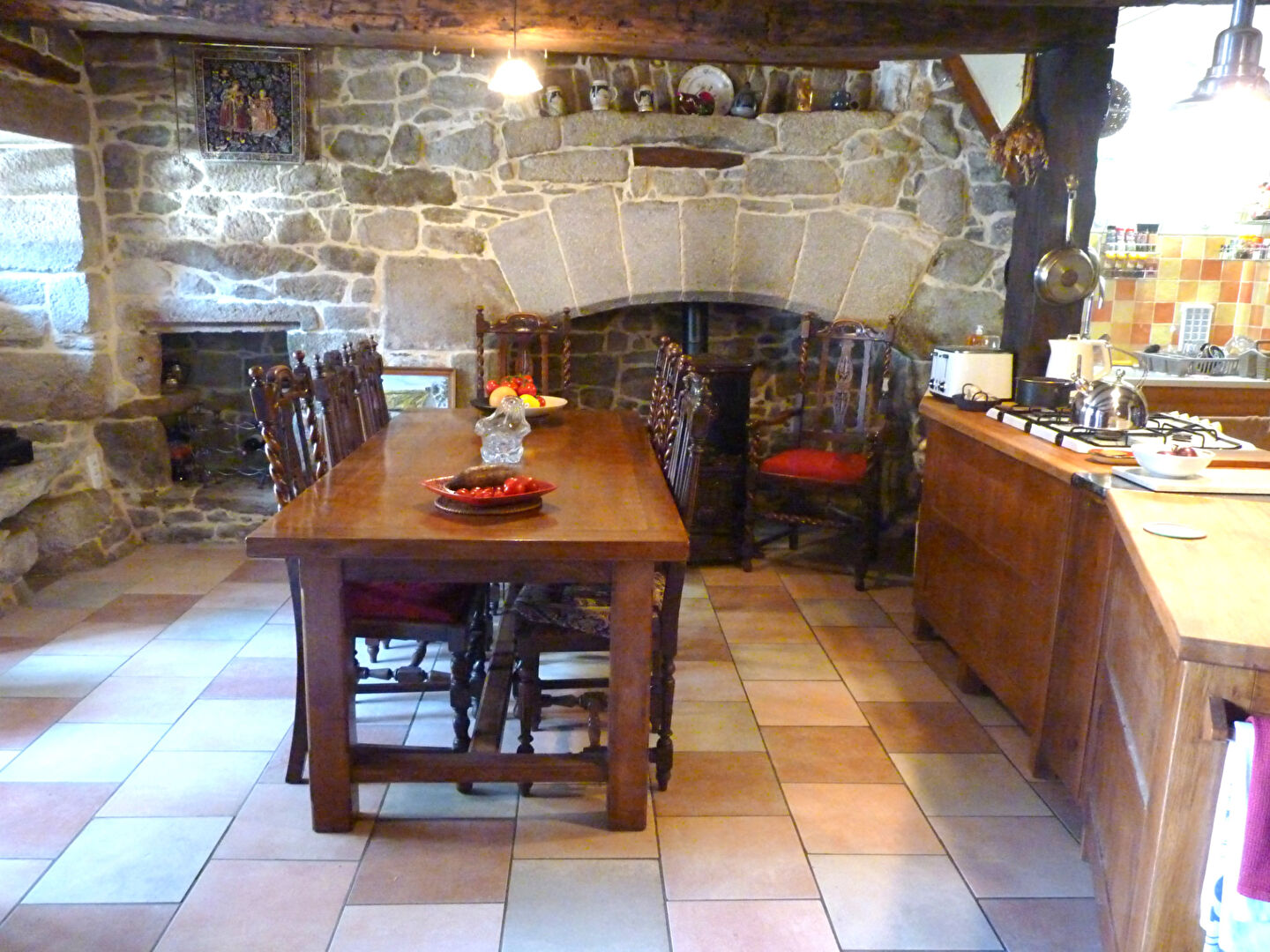 Photo CORREZE.  TREIGNAC.  Maison en pierre de 2 chambres avec garage/atelier attenant et cour extérieure. image 5/6