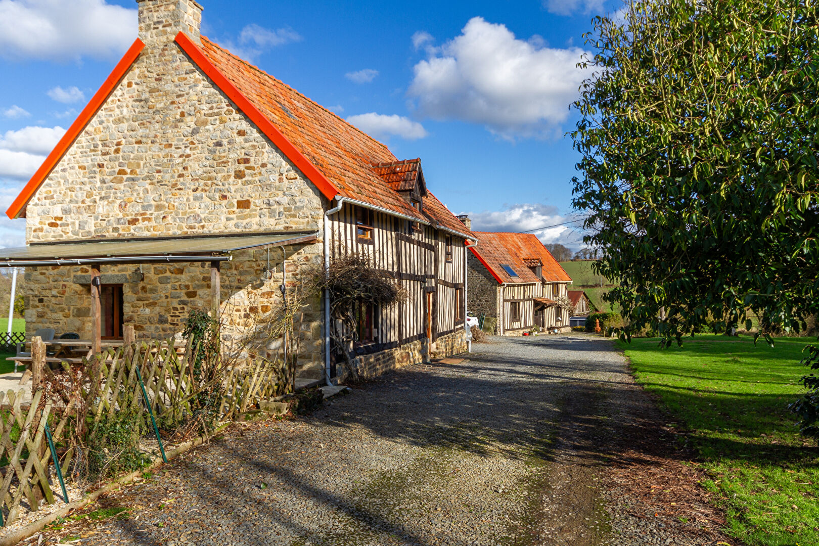 Photo MANCHE: Maison de caractère et gîte dans une campagne paisible a Isigny Le Buat. image 1/6