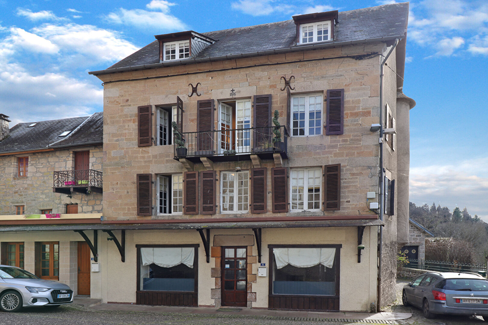 CORREZE. Ville de CORREZE. Maison en pierre avec 6 chambres.