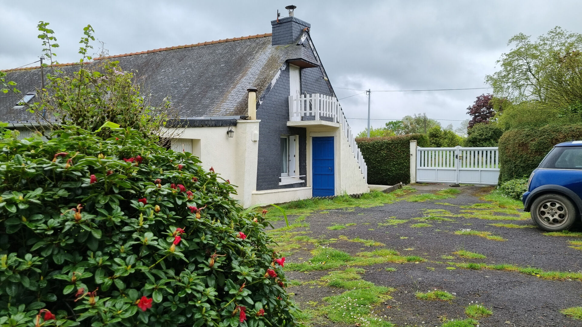 Three-bedroom property in Côtes-d'Armor, Brittany, featuring a garden and a gated entrance.