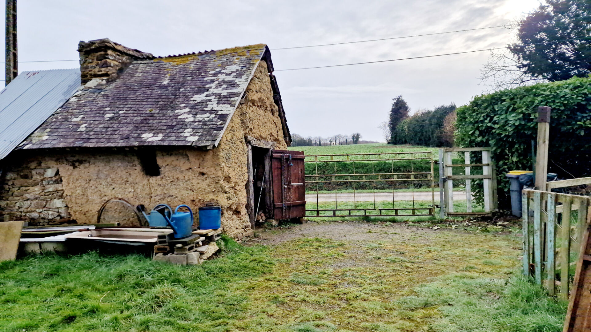 Photo MORBIHAN - Proche Menéac- Maison 1 chambre avec grand jardin, bûcher, atelier (interieur)  et dépendance. Grand grenier à aménager image 3/6