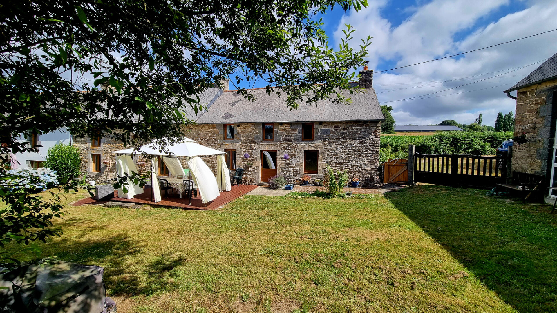 CÔTES D'ARMOR Maison de campagne en pierre, 3 chambres avec terrasse, jardin, parking et bâtiment en pierre non attenant
