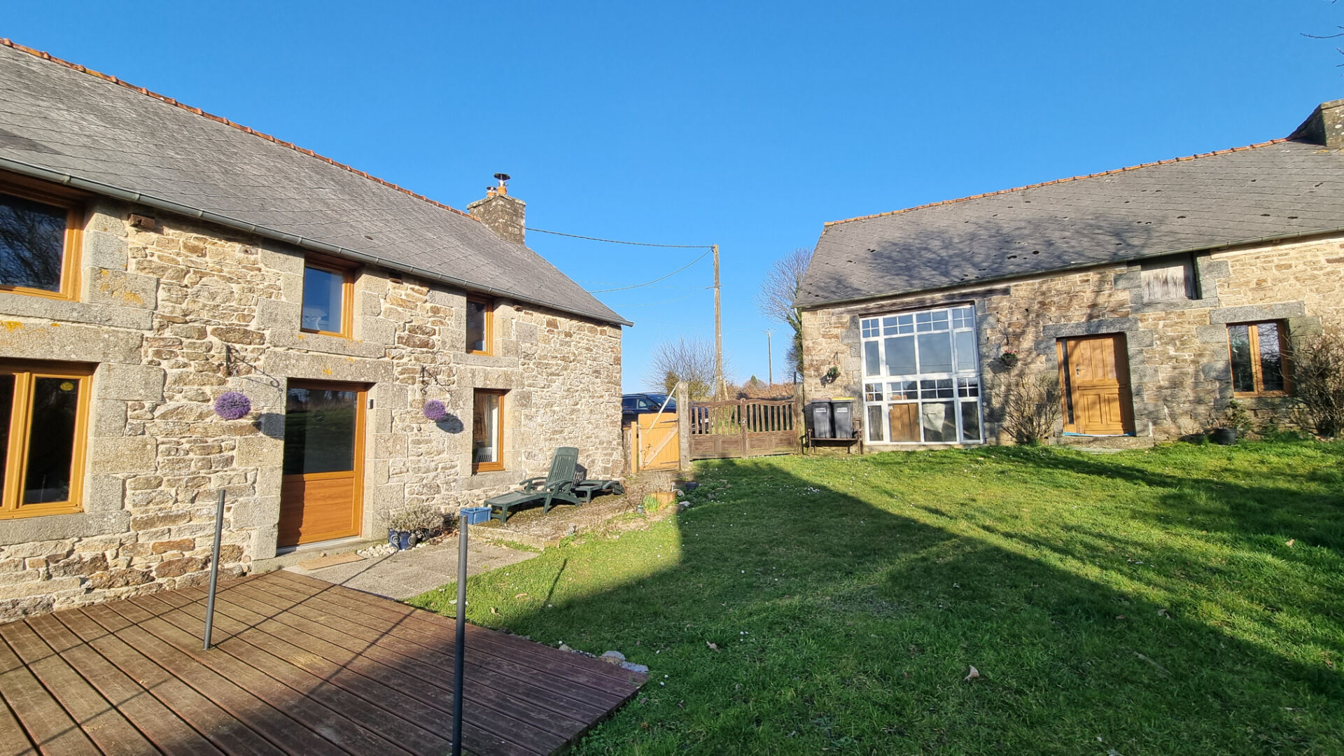 Photo CÔTES D'ARMOR Maison de campagne en pierre, 3 chambres avec terrasse, jardin, parking et bâtiment en pierre non attenant image 2/6