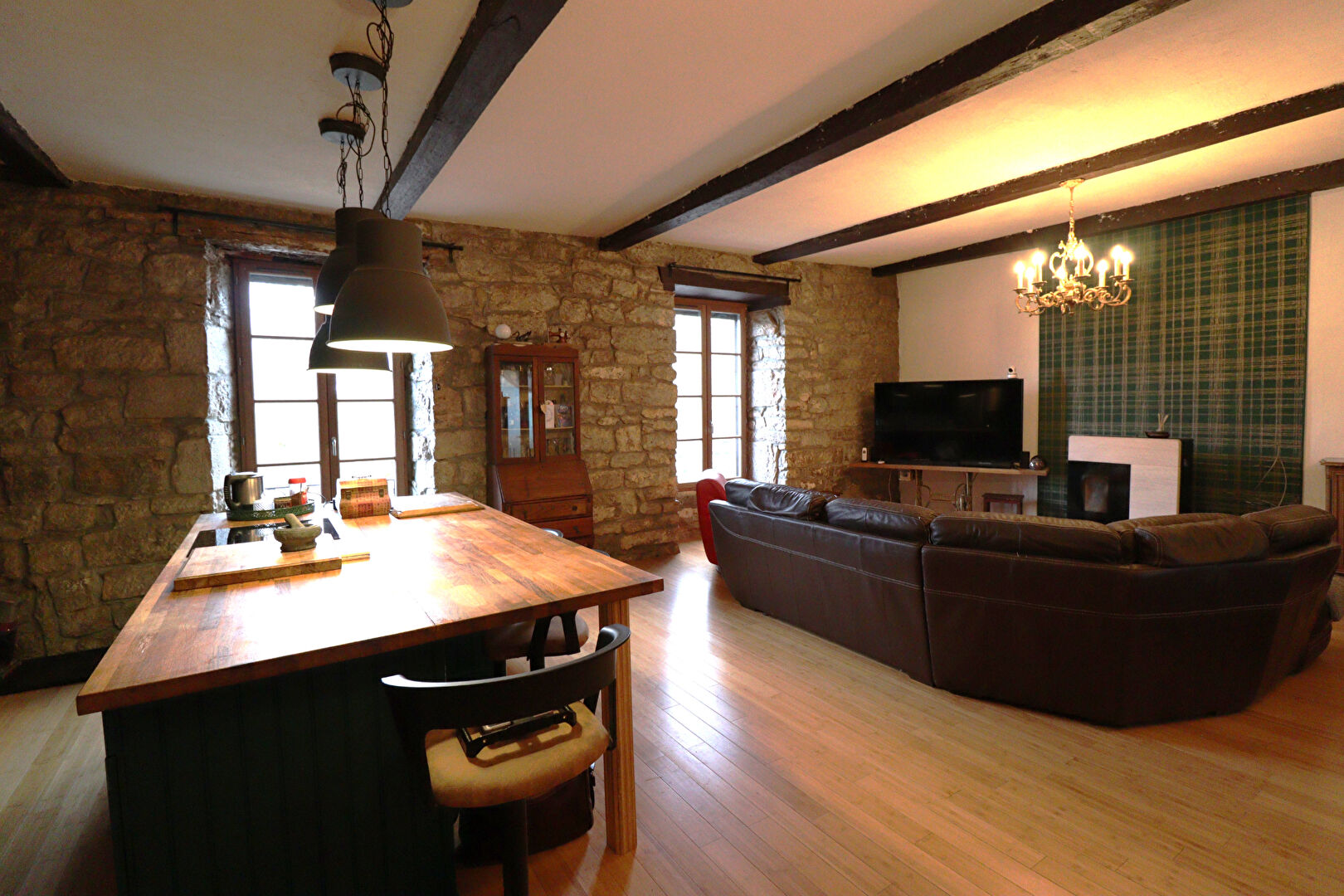 Photo LOT. MIERS. Maison en pierre avec 10 chambres, studio, gymnase avec spa et possibilité de commerce. Avec jardin de 1583m2 image 2/6