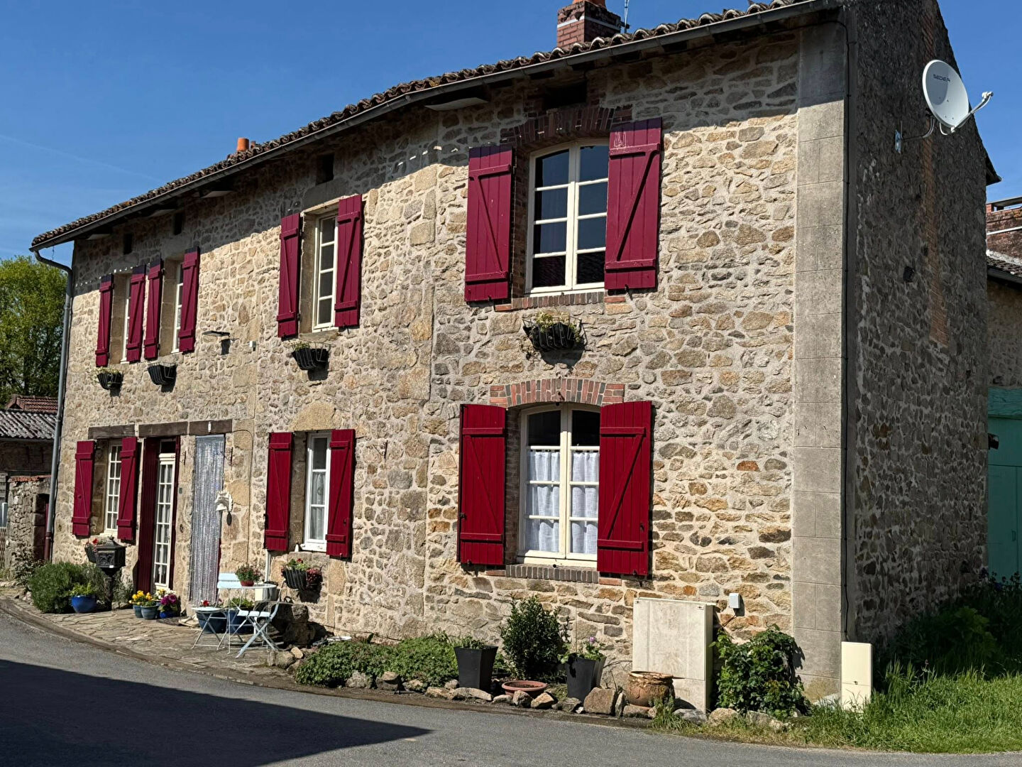 HAUTE VIENNE  - Superbe maison de village entièrement rénovée avec une petite entreprise de mécanique et de montage de pneus
