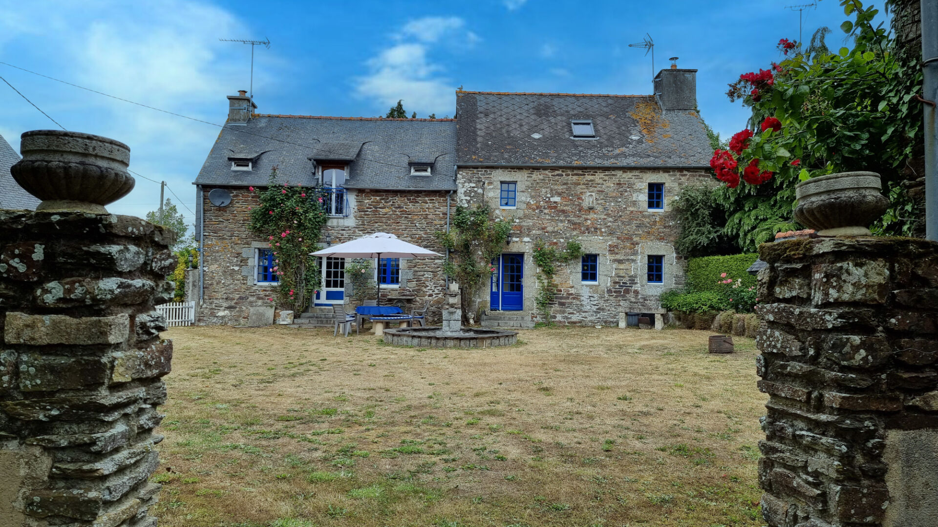 CÔTES-D'ARMOR, près d'Uzel, Charmante Maison en Pierre de 4 Chambres avec Dépendances dans la Tranquille Campagne Bretonne